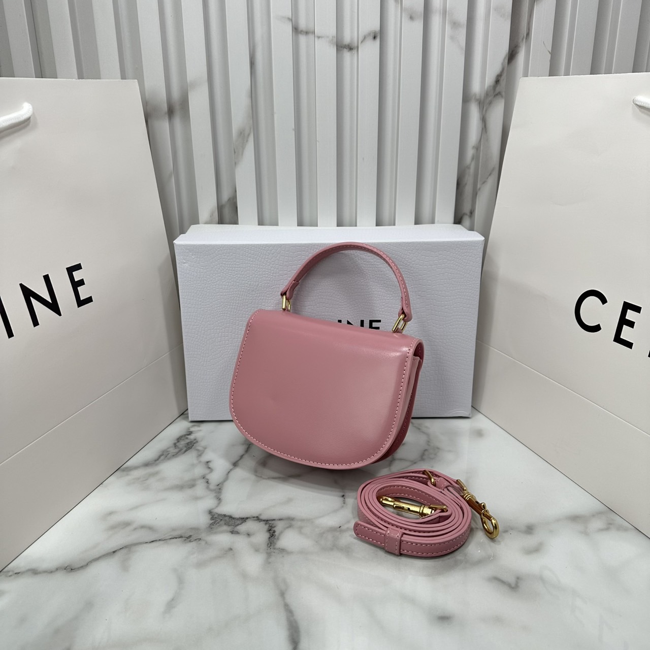 ORI หนังแท้ | CELINE MINI BESACE CLEA IN SHINY and leather กระเป๋าสะพายพร้อมหูจับ ไซส์มินิ แต่งโลโก้สีทองหรูหรา สวยโดดเด่น สามารถถือ สะพายไหล่ และสะพายข้างได้