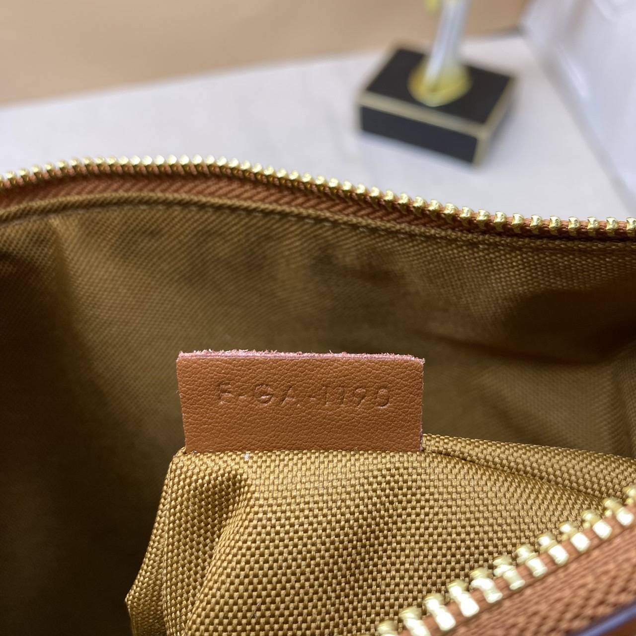 CELINE HOBO / CELINE HELOISE BAG IN SUPPLE CALFSKIN ไปตามตาลิซกัน ^^ เดอะเบสท์เซลเลอร์ต้องยกให้ กับกระเป๋าสะพาย ฟังก์ชั่นสุดเลิศ จุของได้เยอะ ดีไซน์รูปทรงใช้งานง่าย