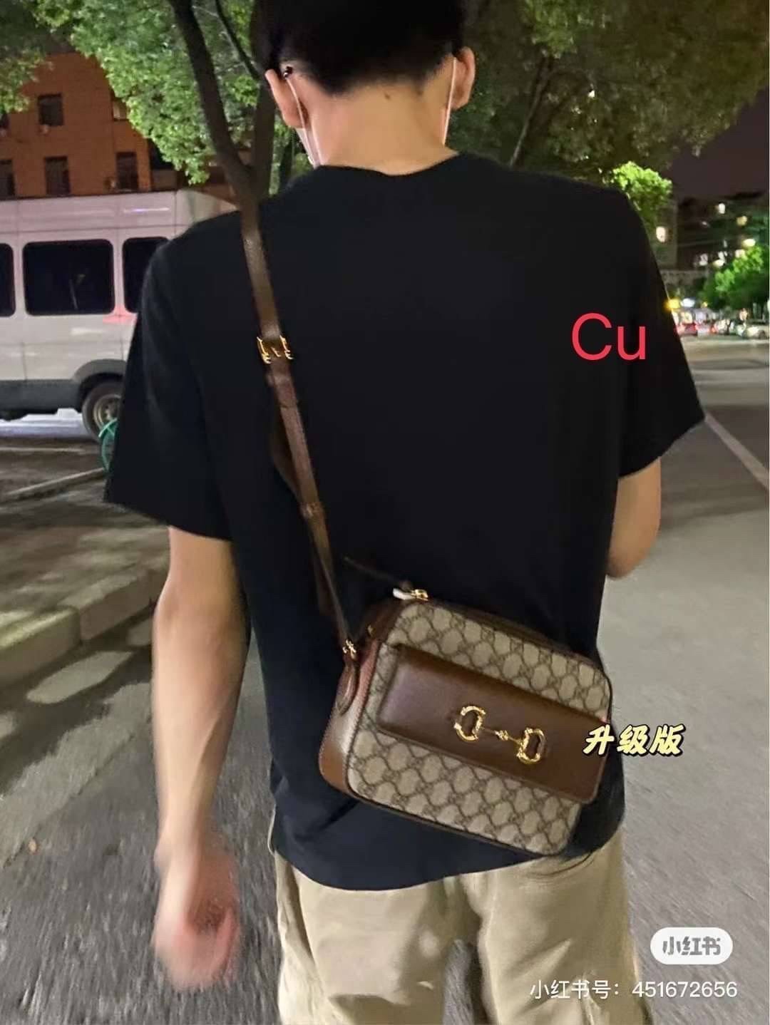 GUCCI horsebit 1955 small shoulder bag กระเป๋าสะพายทรงกล่องคลาสสิกมาพร้อมรายละเอียดที่น่าค้นหา ดูหรูหรา สามารถใช้งานได้หลากหลายโอกาส เป็นเพื่อนคู่ใจในวันสบายๆ หรือออกงานเป็นทางการ ไม่ควรพลาดเลยค่ะ