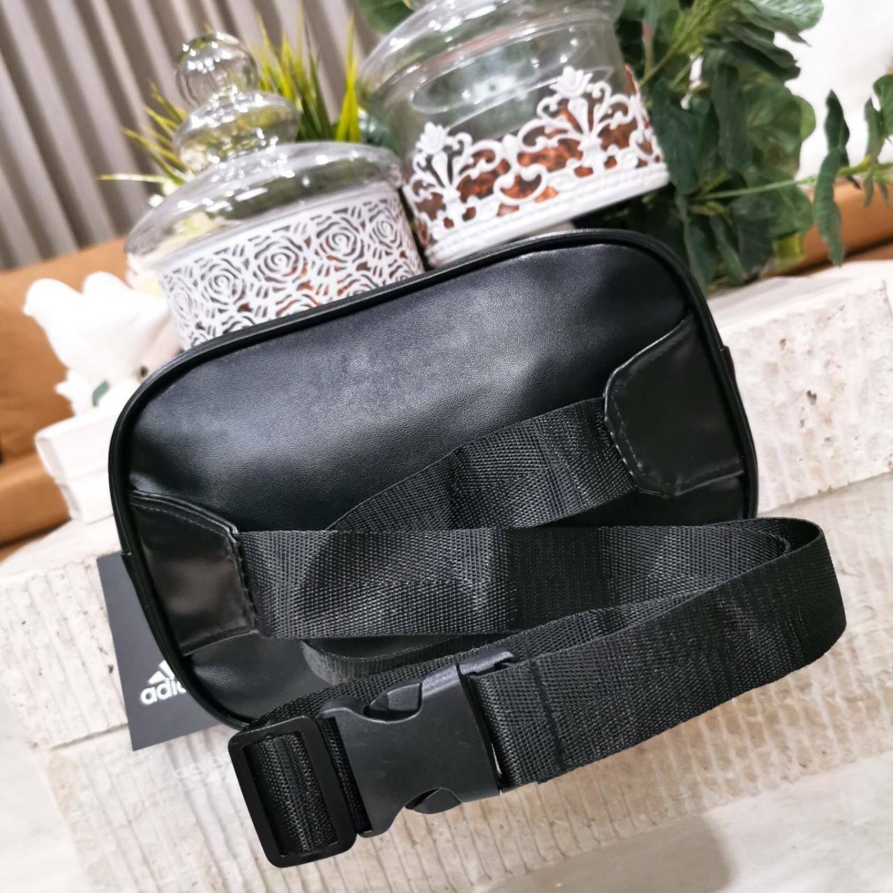 Adidas Factory Mini Waist Bag กระเป๋าสะพายสไตล์สปอร์ตแบบคาดเอวหรือคาดอกดีไซน์สุดฮิตใช้ได้ทั้งชายและหญิง วัสดุหนังเรียบแบบนิ่มกันน้ำอยู่ทรงทำความสะอาดง่าย ขนาดกำลังดี น้ำหนักเบา ด้านหน้ามีโลโก้แบรนด์ เปิดปิดด้วยซิปสะดวกใช้ หัวซิปปั้มแบรนด์สายสะพายเลื่อนปรั