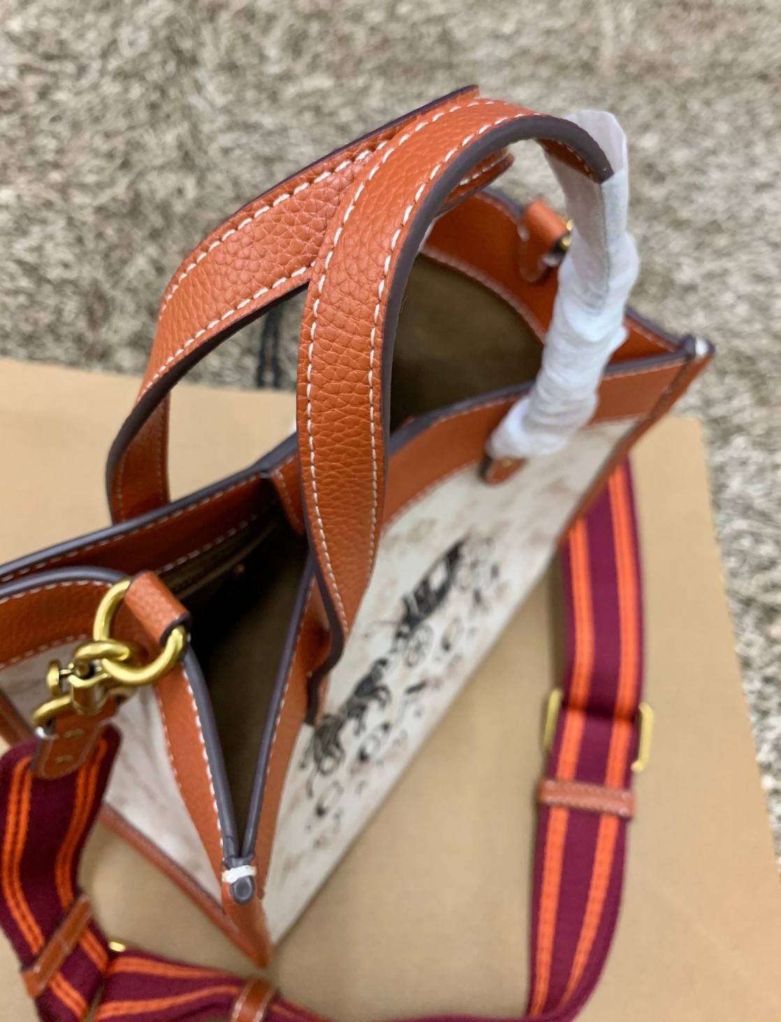 COACH FIELD TOTE 22 WITH HORSE AND CARRIAGE PRINT CARRIAGE BADGE((C8456)) 💫พร้อมส่งที่ไทย ใหม่ล่าสุด คุณภาพเกินเบอร์เลยจ้าา! กระเป๋าทรงTote ไม่ว่าโอกาสไหนๆ คุณสามารถพกพาไปได้ทุกที่ค่ะ หนังแท้อย่างดี! สวย นิ่มมือดีมากค่ะ