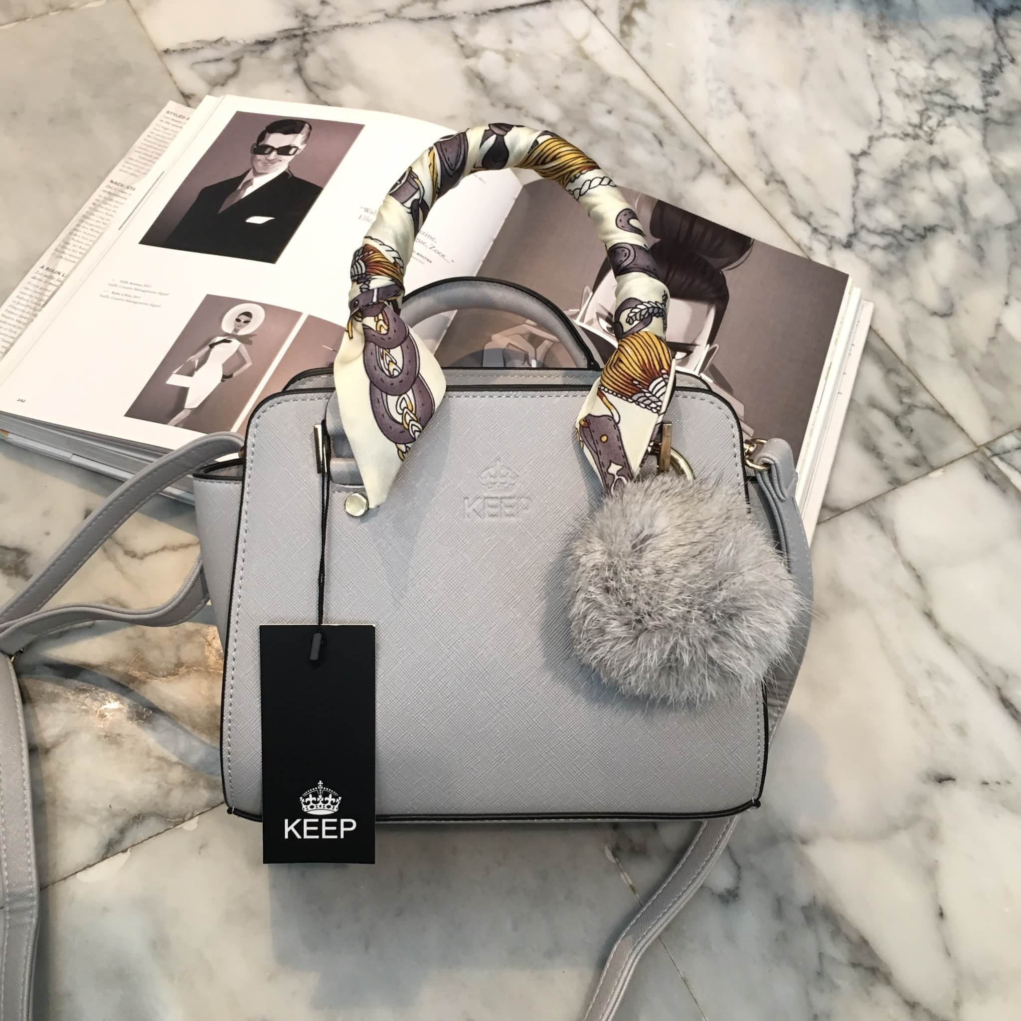 สีใหม่คะ รุ่นใหม่ล่าสุด หนัง saffiano สวยมากๆค่า รุ่น KEEP saffiano leather Mini office bag สวย น่ารัก ขนาดตอบทุกโจทย์การใช้งาน เห็นแล้ว หลงรักเลยคะ ตัวกระเป๋าขนาดกำลังดีหนังsaffiano ลายสวยที่สำคัญ ดูแลรักษาง่าย ประดับด้วยผ้าพันหูกระเป๋า silk คุณภาพดีที่ส