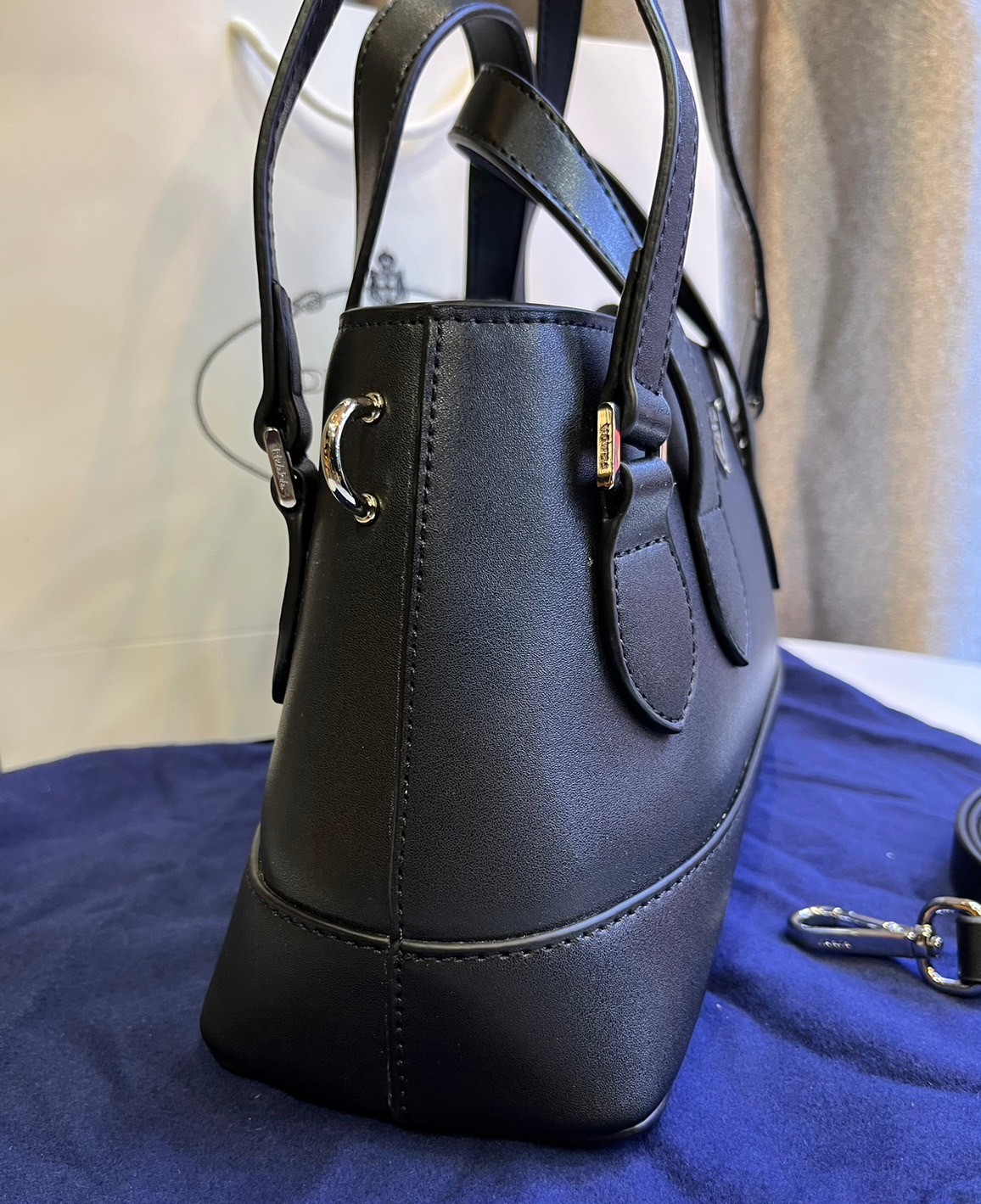 Double 2 way leather handbag / PRADA LEATHER HANDBAG พร้อมส่งที่ไทย กระเป๋าถือหูจับในตัว 2 เส้น พร้อมสายสะพายยาว รูปทรงคลาสสิคใช้งานง่าย มีกิมมิกที่ภายในมีหูรูดน่ารักสุดๆ