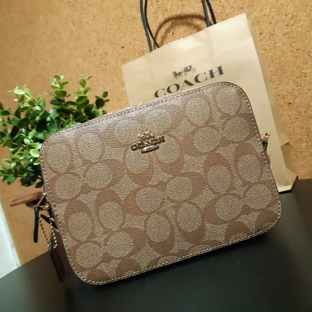 COACH 91677 MINI CAMERA BAG IN SIGNATURE CANVAS ขายดีที่สุด!! กระเป๋าสะพายข้างไซส์มินิ คลาสสิคอยู่ทรง อะไหล่ทองตัดดูหรู วัสดุหนังแคนวาสเคลือบลาย เปิด-ปิดด้วยซิป สายสะพายปรับได้ตามตัว ใบนี้แมทช์ได้ทุกลุค ใช้เป็น everyday bag ได้สบายๆเลยจ้า