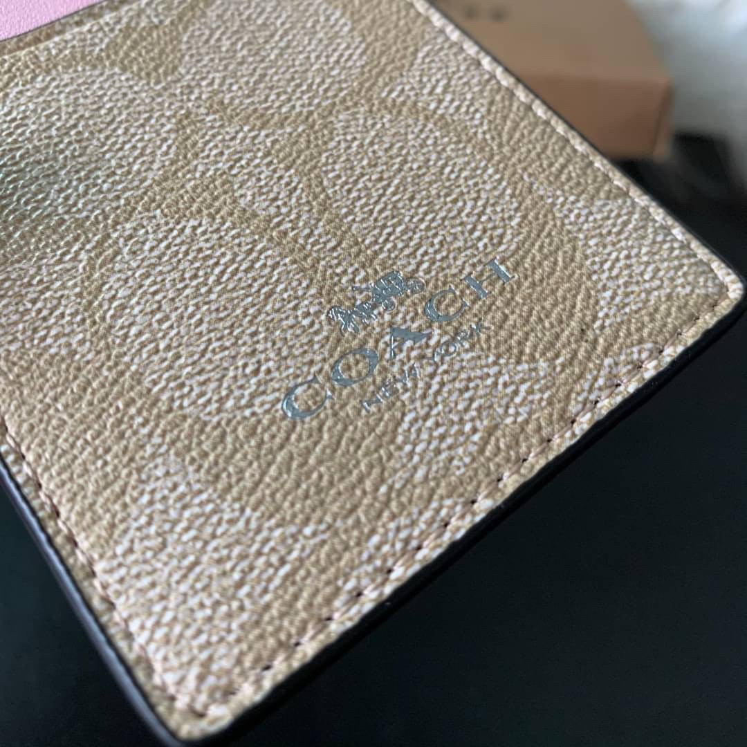 COACH F63274 ID LANYARD IN SIGNATURE COATED CANVAS กระเป๋าใส่บัตรคล้องคอ ลาย C ทั้งใบ ด้านหน้าตกแต่งชื่อแบรนด์ สวยมากกก ใส่บัตรพนักงาน และบัตรต่างๆ มาพร้อมสายคล้องคอ สายถอดออกได้ ตัวกระเป๋ามี 3 ช่องค่ะ