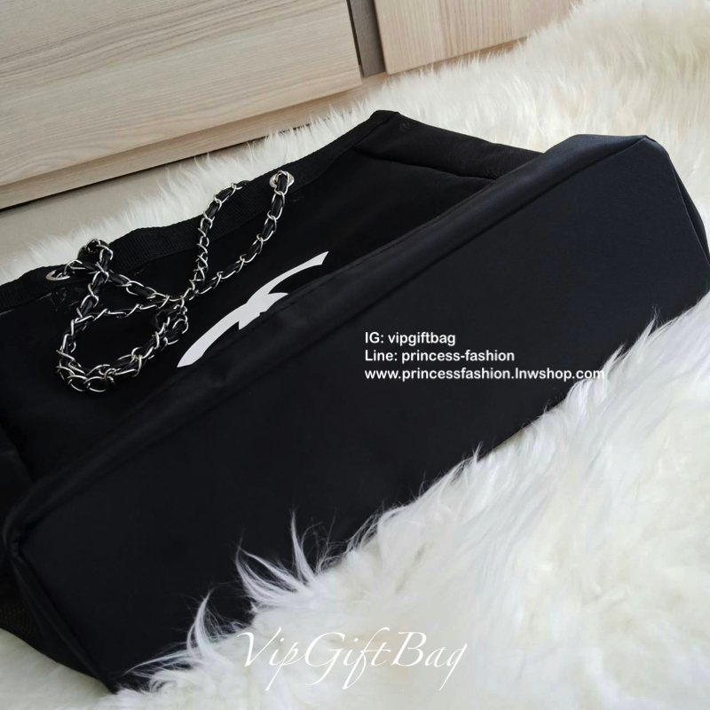 Chanel Shopping Bag With Chain กระเป๋าสะพายใบใหญ่ทรง Shopping Bag Limited Edition พรีเมี่ยมกิ้ฟของแท้นำเข้าจาก Chanel Perfume Counter #ของแท้100% (ไม่ใช่งานเลียนแบบ) ใบใหญ่วัสดุ Nylon โปร่ง #อะไหล่เงิน ♡ ปั้ม CHANEL อีกด้านเป็นโลโก้ CC เปิดปิดด้วยแ