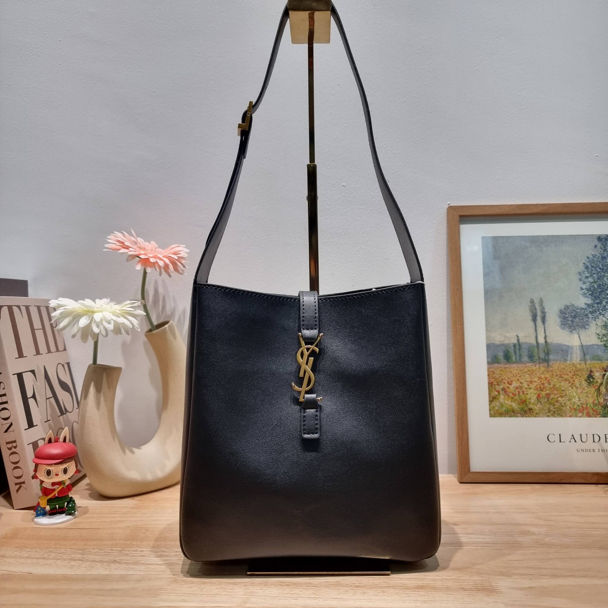 YSL LE 5 À 7 SOFT SMALL IN SMOOTH LEATHER รุ่นยอดฮิต ที่ใครๆก็ต้องมีครอบครอง กับกระเป๋าสะพายทรงโฮโบ ดีไซน์สุดคลาสสิค