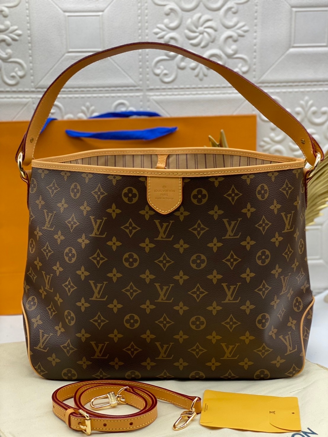 LV Monogram Delight Canvas มี 2 ขนาด กระเป๋าสะพายข้างทรงสูงใบใหญ่หนังแกะสังเคราะห์ หูหิ้วปั้มโลโก้ ด้านในมี1ช่องซิป 1ช่องใส่ของจุกจิ๊ก อะไหล่ทองหรูหรา มีสายยาว ถอดสายได้ ปรับระดับได้ จุของได้เยอะ หรูหรา สวยงาม เหมาะกับทุกโอกาศ ต้องมีติดตู้ห้ามพลาดเลยค่า