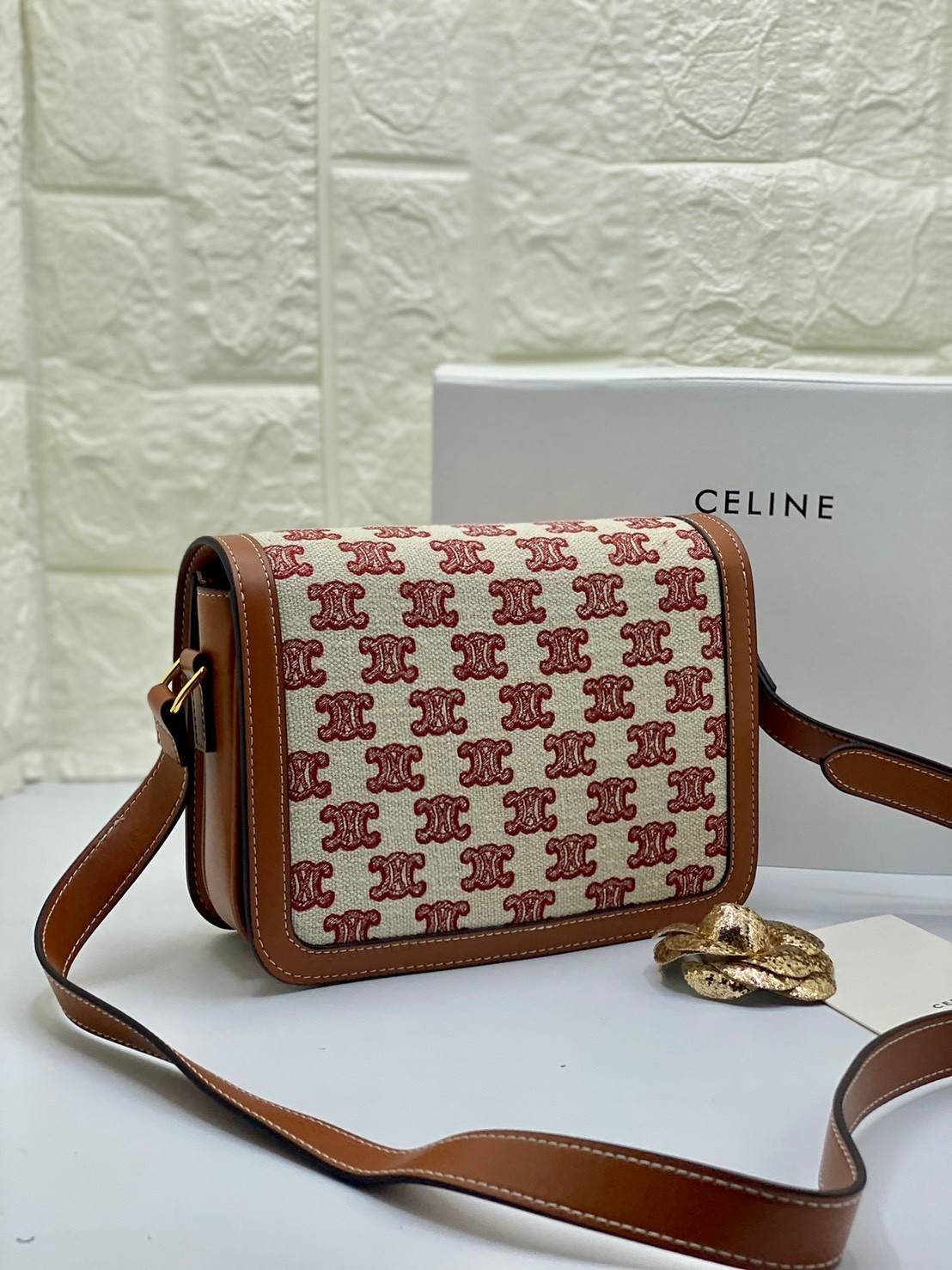 พรีเมี่ยมกิ๊ฟแท้ 100% 】พร้อมส่งที่ไทย ที่นี่ที่เดียว CELINE TRIOMPHE CROSSBODY BAG VIP GIFT WITH PURCHASE-GWP พรีเมี่ยมกิ๊ฟ Limited Edition จาก CELINE PERFUME DUTY FREE COUNTER วัสดุ CANVAS & LEATHER ดีไซน์ยอดนิยมสไตล์สาว LISA