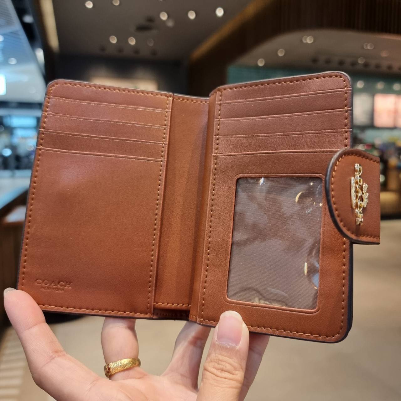 COACH C0082 MEDIUM CORNER ZIP WALLET IN SIGNATURE CANVAS ดีไซน์ใหม่ล่าสุด!! กระเป๋าสตางค์ใบกลาง 👛 ขนาดกำลังเหมาะมือ วัสดุหนังแคนวาสเคลือบลาย ดูแลรักษาง่าย มีช่องใส่บัตรและธนบัตรครบ และช่องซิปแยกไว้ใส่เหรียญ ครบเซ็ทแบบนี้เหมาะส่งต่อเป็นของขวัญที่สุ
