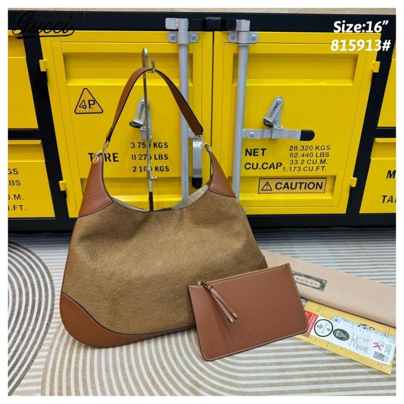 GUCCI B shoulder bag กระเป๋าสะพายไหล่รุ่นใหม่ล่าสุด ใบใหญ่จุของได้เยอะจุใจ เอาใจสายแบกแต่ยังคงความหรูมีสไตส์ในตัว ใช้ได้ทั้งชายหญิง ใบจริงสวยมาก คุ้มค่าที่สุด