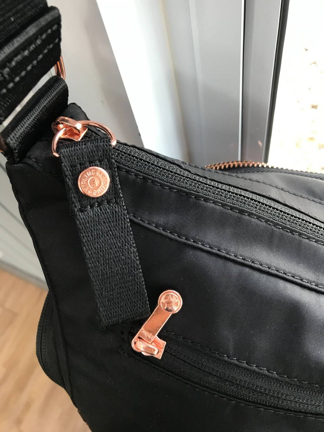 Kipling Gabbie Crossbody Bag With Phone Compartment Bag K12632กระเป๋าถือหรือสะพายไหล่ ขนาดกลาง วัสดุ Polyester100% อะไหล่สี Rose gold พวงกุญแจ monkey และพู่หนัง rubber