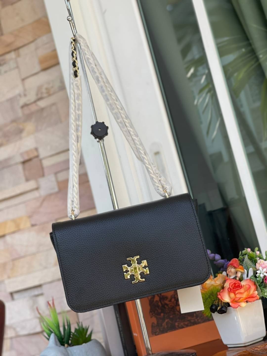 Tory burch description mercer adjustbale shoulder bag เป็น Collection รุ่นท็อปที่สาว ๆ หลายคนถูกใจ ด้วยทรงกระเป๋าคลาสสิกสุดเก๋ ใช้งานแบบไหนก็ดูดี ในลุคช์สาวหวานแบบสะพายสายคู่ หรือ ต้องการความคล่องตัวด้วยการสะพายแบบครอสบอดี้ มีดีไซน์ที่ Practical ต่อการใช้