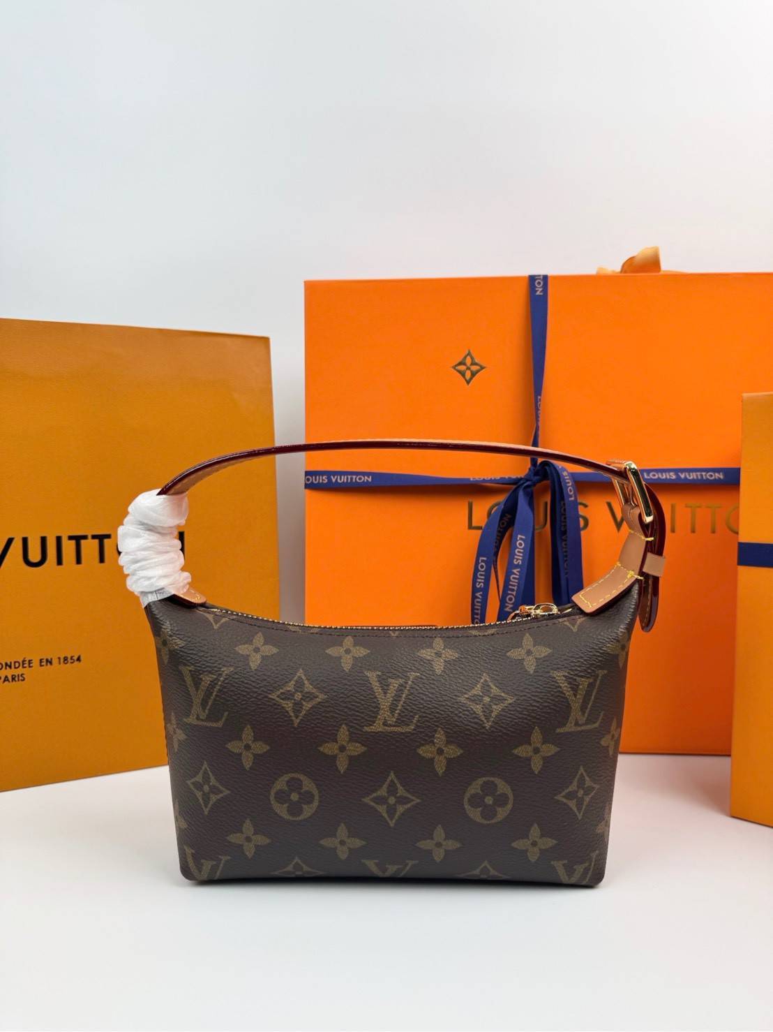 ORI หนังแท้ | LV hills pochette monogram bag กระเป๋าทรงพอช รูปทรงใหม่ใช้งานง่าย กะทัดรัด ไอเท็มจากคอลเลคชั่นประจำฤดูกาล Fall-Winter ยกระดับความงามด้วยขอบหนังและฮาร์ดแวร์สีทอง