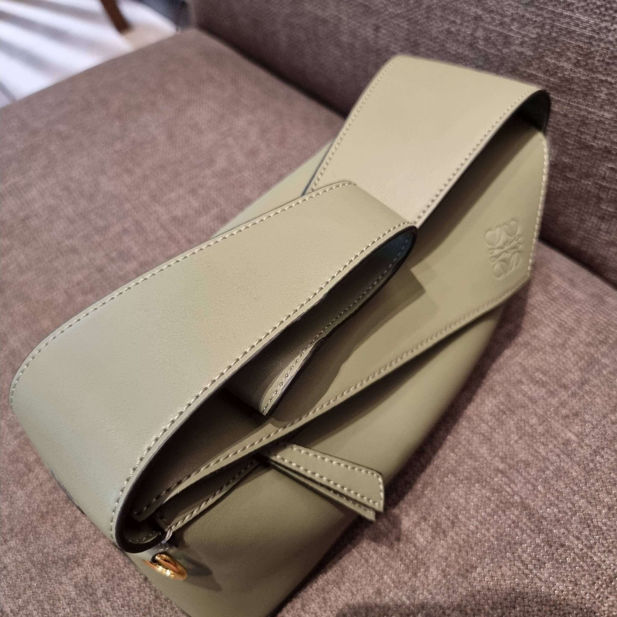 LOEWE PUZZLE HOBO BAG ใหม่ล่าสุด กับแบรนด์ที่มีดีไซน์โดดเด่นเป็นเอกลักษณ์ สวยหรูทุกรุ่นจริงๆ!! กระเป๋าสะพายโฮโบ ทรงสวย สไตล์พัซเซิลคลาสสิค วัสดุหนังวัวฟอกสี นิ่มมือ ฟินมาก!! เปิดใช้งานด้วยซิป ที่ภายในโล่งกว้าง ใส่ของสำคัญได้ครบไม่มีพลาด แบบสบายๆ มาพร้อมสา