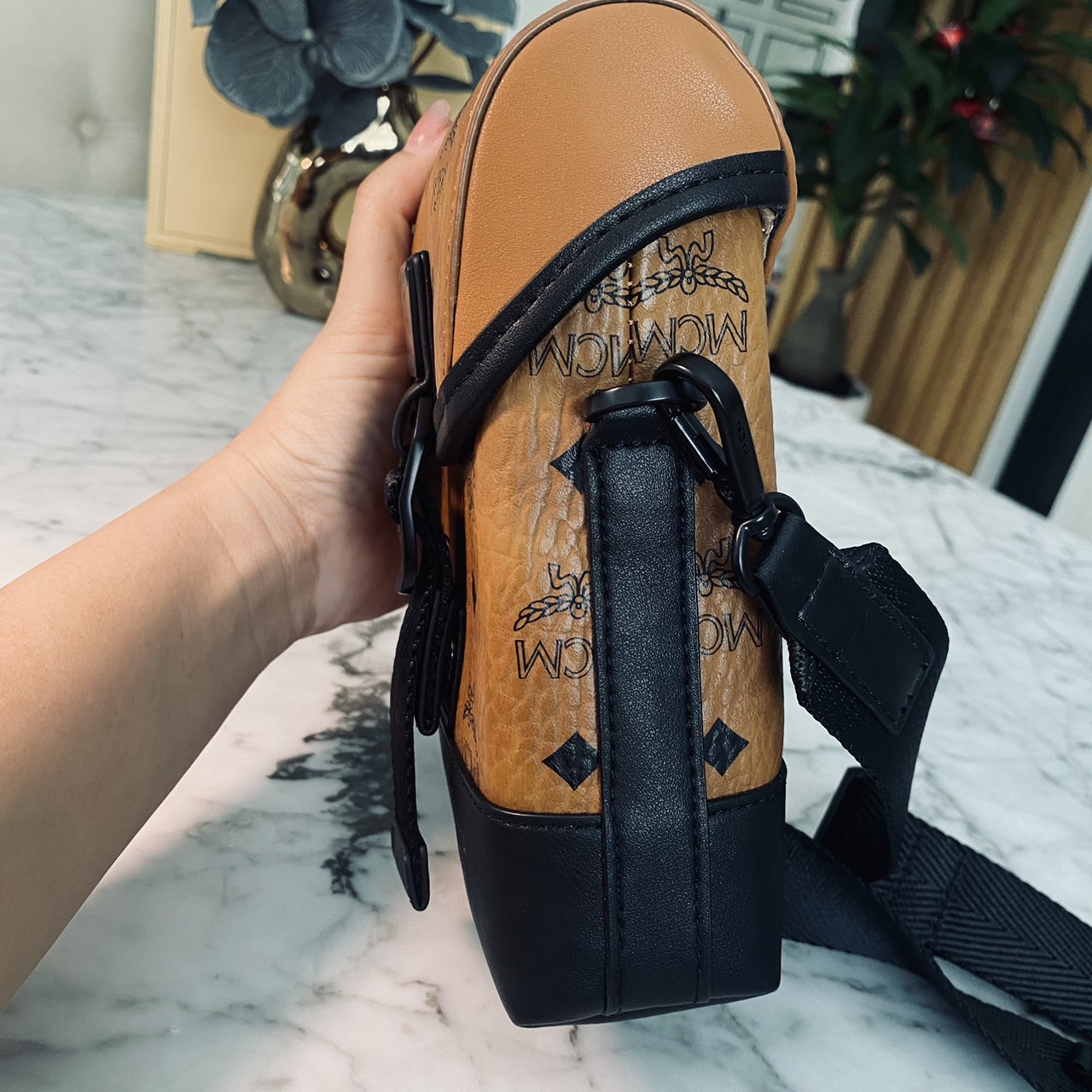 M.C.M Small Aren N/S Crossbody in Visetos Cognac คอลใหม่เอาใจหนุ่มๆ สั่งก่อนหล่อก่อนน้าา!! กับกระเป๋าสะพายข้างสุดชิค ที่ดูดีมีเสน่ห์มากๆ เห็นแล้วก็ต้องหลงแน่นอน