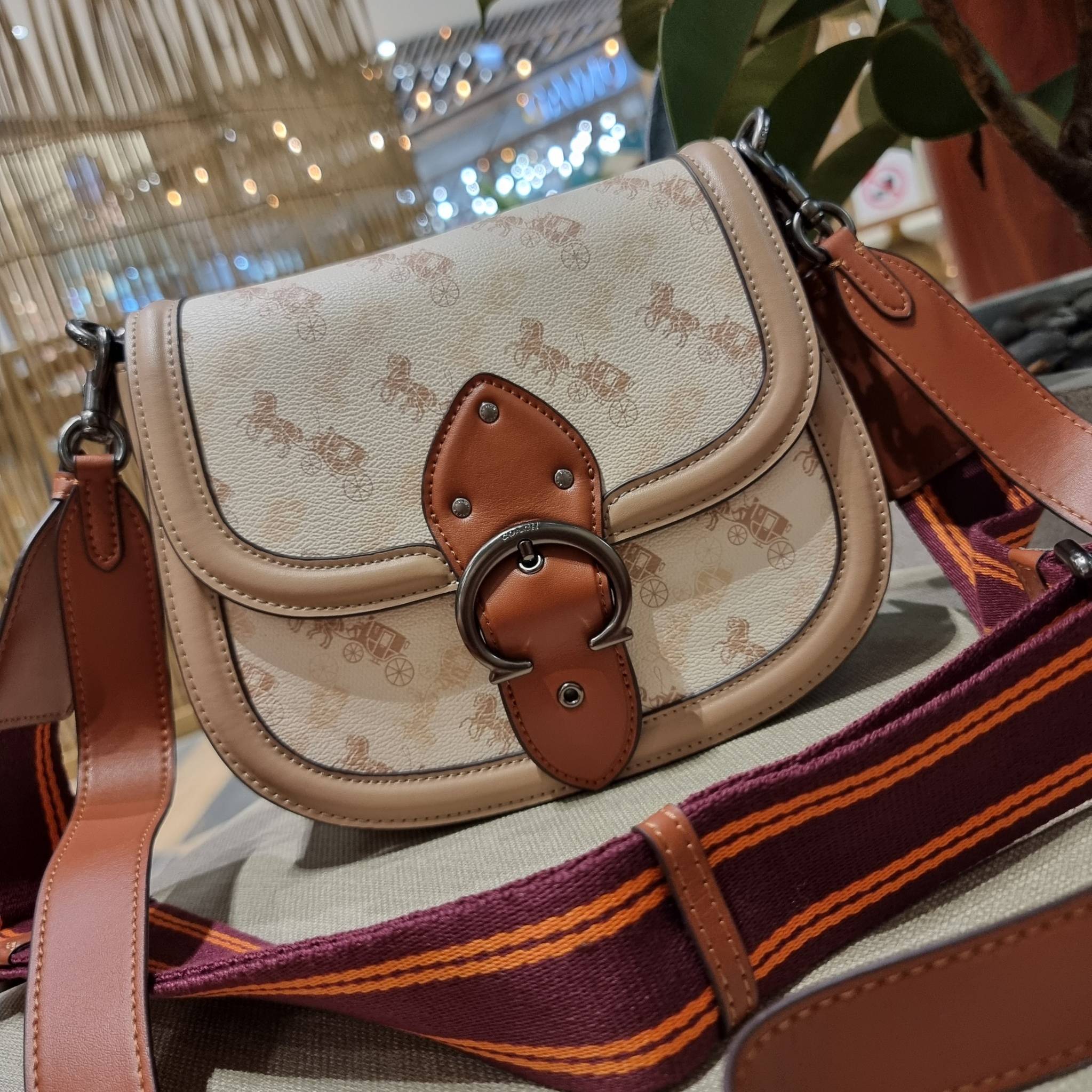 COACH C0745 BEAT SADDLE BAG WITH HORSE AND CARRIAGE PRINT The best item! ที่สาวๆรอคอย! ฮอตไฟลุก! สีหายาก ละมุนคุณหนู คอลเลคชั่นใหม่ ดีไซน์หรูหรา พิเศษมากๆมาพร้อมสายสะพาย 2 เส้น ใช้คู่กันหรือแยกสะพายก็สวยครบสูตร กระเป๋าสะพายทรง saddle คลาสสิค เปิด-ปิดด้วยก