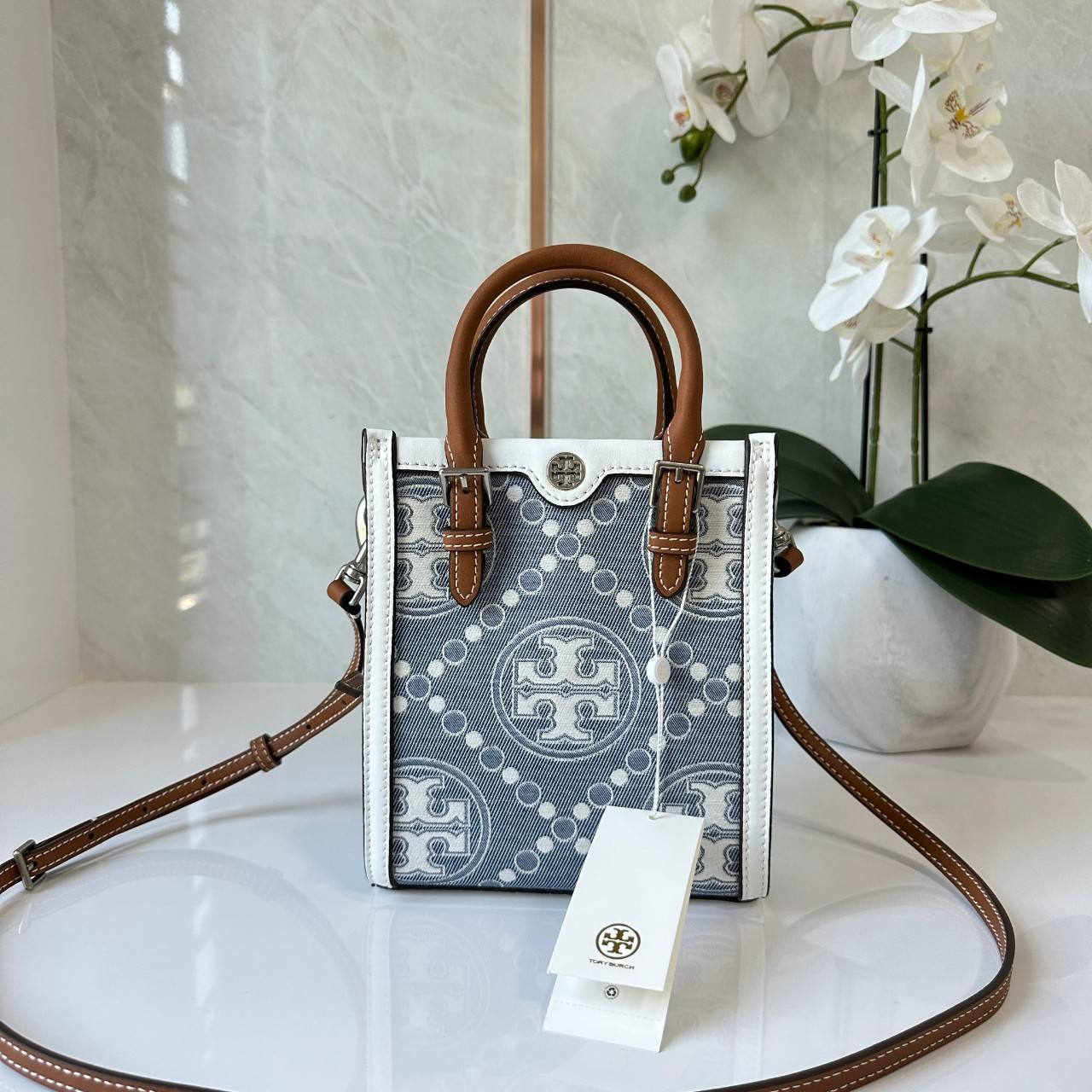 Tory Burch Mini T Monogram Denim Tote / Tory Burch T Monogram Jacquard Denim Mini Tote กระเป๋าทรงโท้ทไซส์มินิ T Monogram รูปแบบคลาสสิค ตัดเย็บอย่างดี คอลใหม่ห้ามพลาดคะ
