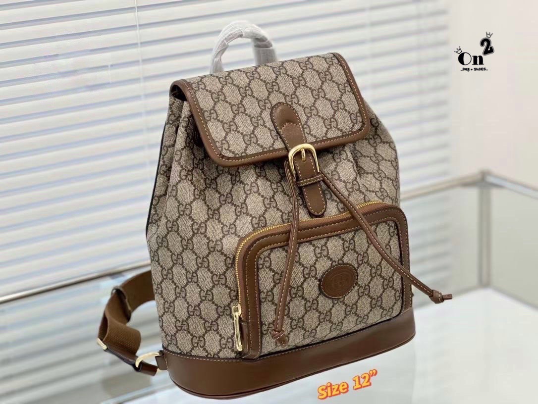 GUCCI Backpack with Interlocking G / GG Coated Canvas Backpack กระเป๋าเป้กุชชี่ใช้ได้ทั้งหญิงชาย ไม่ว่าจะวันธรรมดาหรือวันไปเที่ยว เพียงแค่สะพายกระเป๋าเป้ใบนี้ติดตัวไปด้วย ก็เพิ่มความมีสไตล์ให้กับตัวเองได้แล้ว ด้วยรูปทรงและลายตารางอันเป็นสัญลักษณ์ของแบรนด์