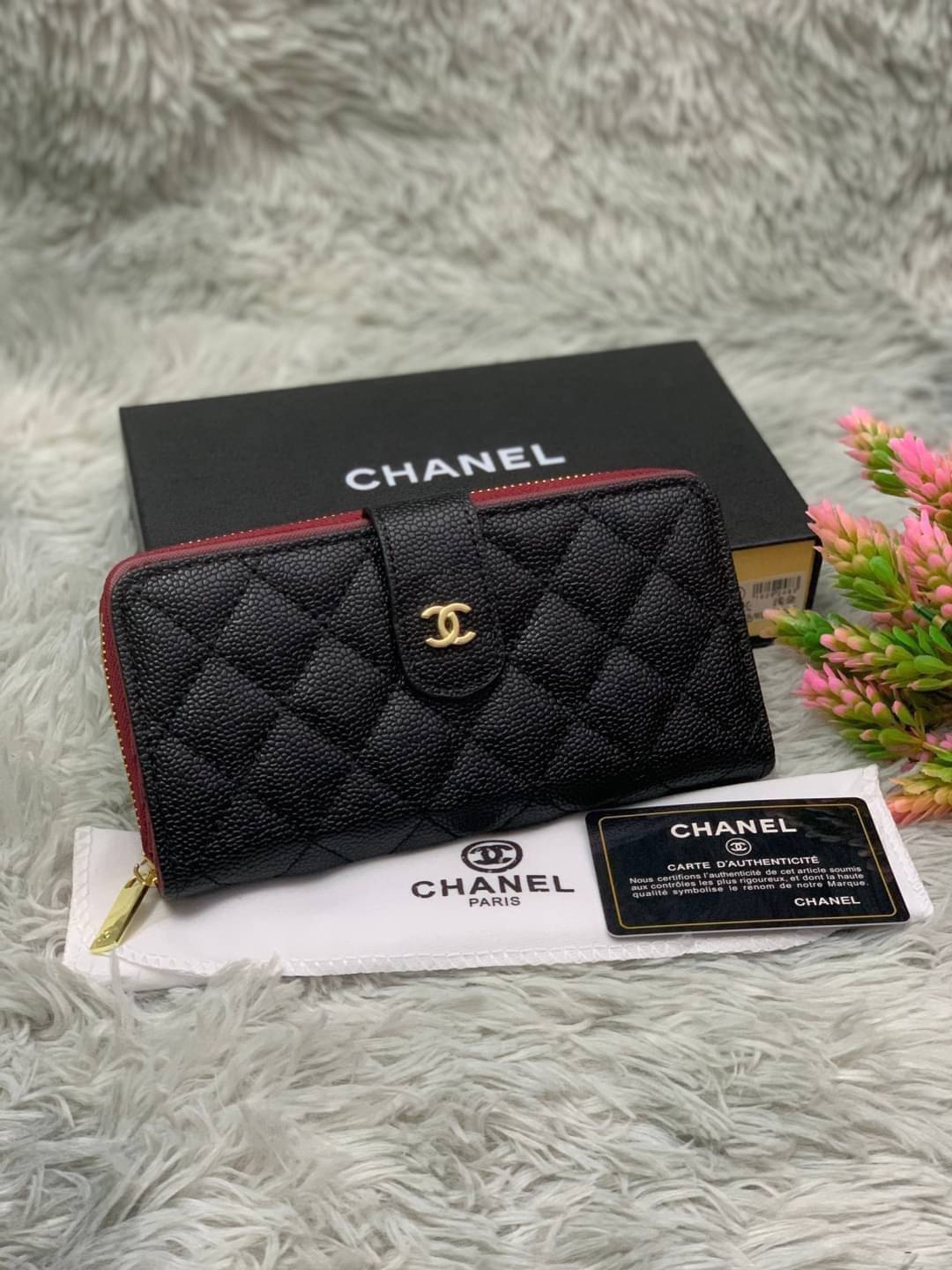 Chanel WALLET 3 ขนาดพร้อมส่ง กระเป๋าสตางค์อเนกประสงค์ หนังคาเวียร์ลายตารางสวยอยู่ทรงอะไหล่ทองหัวซิปปั้มโลโก้ด้านหน้ามีโลโก้สวยเรียบหรูภายในมีช่องซิป , ช่องใส่บัตรหลายช่อง ใส่เหรียญ ใส่บัตรได้เยอะ ตัวจริงสวยน่าใช้มาก เป็นรุ่นที่ขายดีตลอดกาลคลาสสิคไม่มีเอ้า