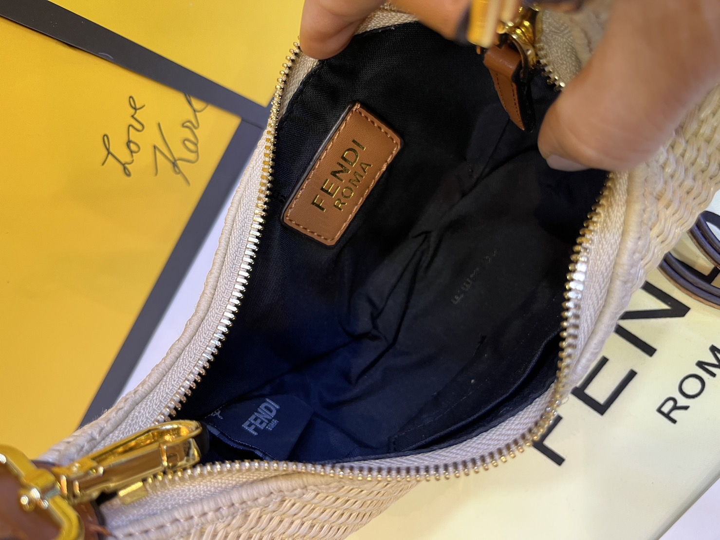 FENDI Nano Fendigraphy Natural raffia charm / Fendi hobo bag 20cm พร้อมส่ง กระเป๋าสะพายไหล่เฟนดิ Natural straw รุ่นใหม่ สวยหรู **สินค้าเกรดออริจินอล 1:1 สลับแท้