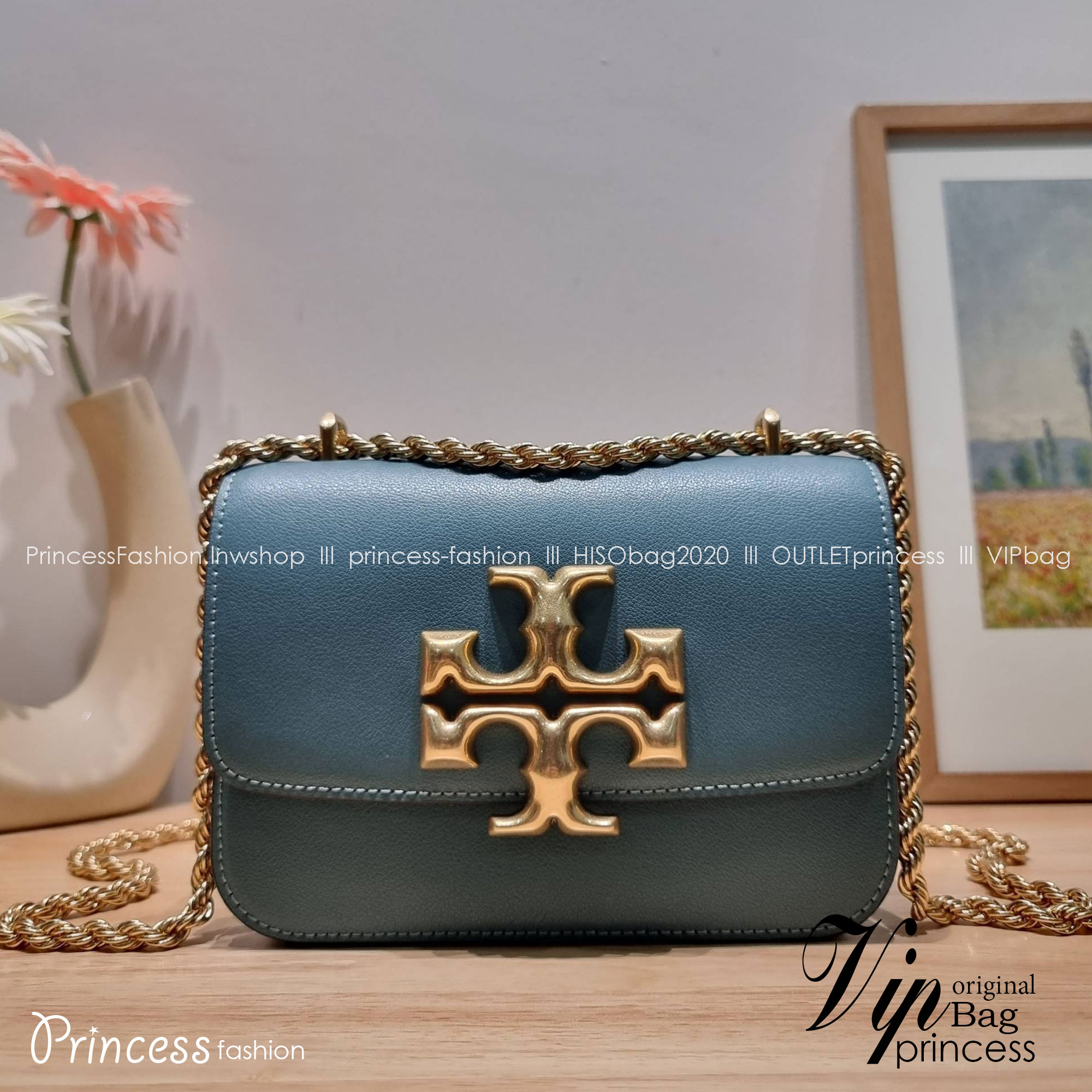 Tory Burch Bag / TORY BURCH ELEANOR SMALL CONVERTIBLE SHOULDER BAG ฮอตไอเท็ม รุ่นนี้ขายดีขายหมด สวยหรู คุณหนู ผู้ดี!! หายากมากแล้วน้า กระเป๋าสะพายข้าง ดีไซน์อยู่ทรง ขนาดกำลังสะดวกใช้ เปิด-ปิดด้วยแถบแม่เหล็ก