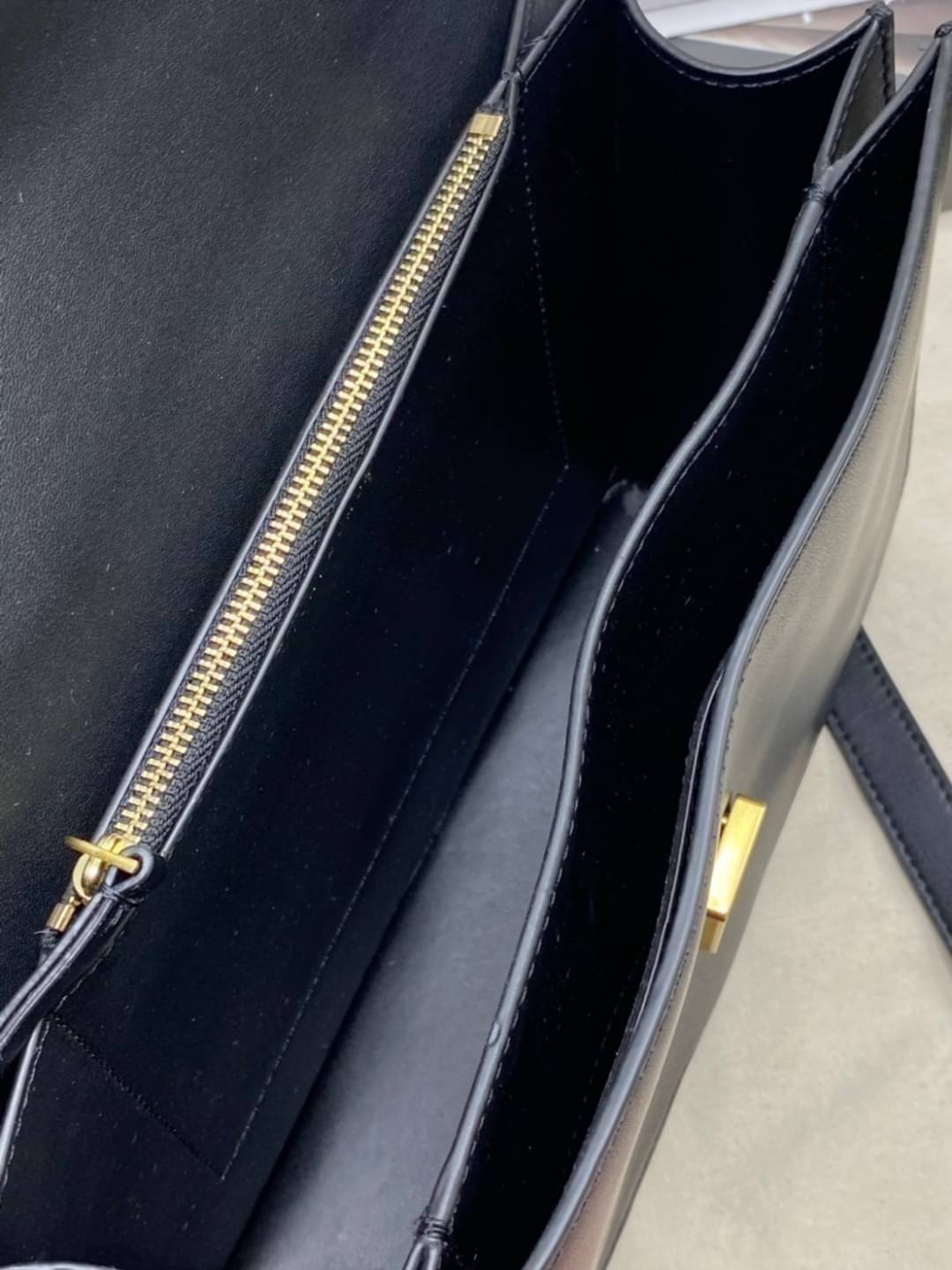 Tory Burch 75003 Eleanor Medium Convertible Shoulder Bag พร้อมส่งที่ไทย อีกรุ่นที่น่าครอบครองมากๆค่ะ กระเป๋าสะพายข้างและทบสายเป็นคล้องไหล่ได้ หนังแท้ชั้นดี ใช้ได้กับทุกๆโอกาส ห้ามพลาด ก่อนหมดนะคะ!!