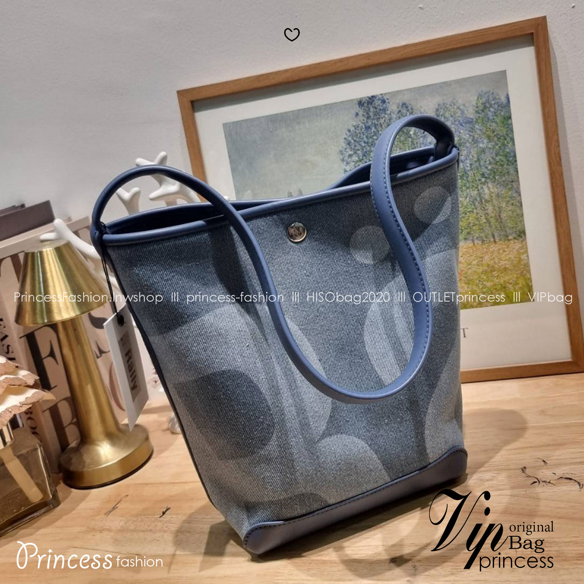 Rally movement the bag denim เป็นไอเท็มที่ฮอตสุดๆแห่งปีจริงๆ กับกระเป๋าทรงบัคเก็ต ที่ดีไซน์ออกมาคลาสสิคและใช้งานง่ายจริงๆ