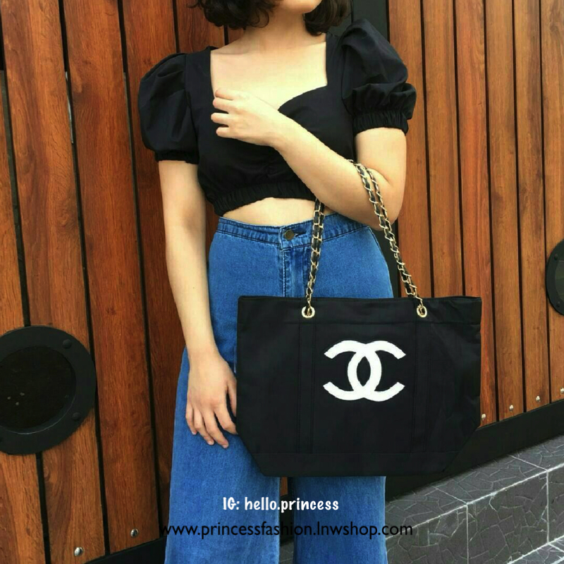 Restock!! พร้อมส่งครบสี ใครๆก็ต้องหลงรัก Chanel Satin Tote With Chain ♡♡ กระเป๋าสะพายทรง Shopping Bag งาน VIP GIFT ของแท้ 100% นำเข้าจาก Chanel Perfume Counter ใบใหญ่วัสดุ SATIN ประดับคริสตัลสีดำโลโก้ CC สุดคลาสสิคหน้าหลัง ซับใน Polyester 10