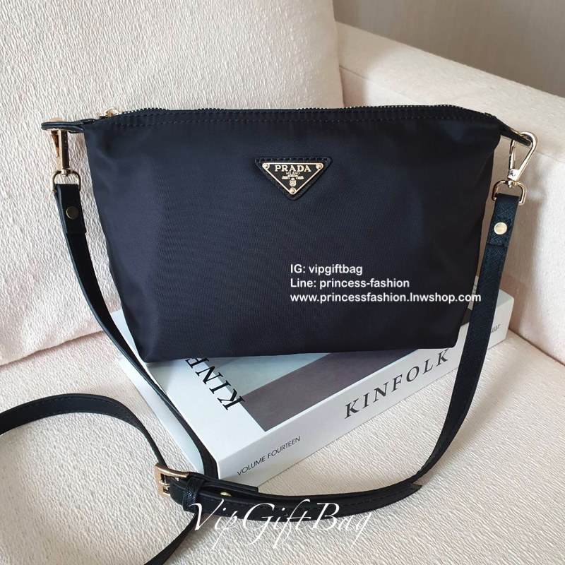 Best Seller ~~ งานพรีเมี่ยมกิ้ฟ จากเคาเตอร์ต่างประเทศ จากแบรนด์ PRADA เป็นกระเป๋า เครื่องสำอางค์ แต่มีสายสะพายยาวให้ 2 สาย เป็นแบบคล้องแขน และสะพายข้างลำตัว ใช้เป็น shoulder bag ได้เลยค่า หรือ ถือลำลองสวยๆ ก้อเลิศค่ะ คุ้มมากค่ะ ภายในมีช่องแบ่งเก็บของอย่าง