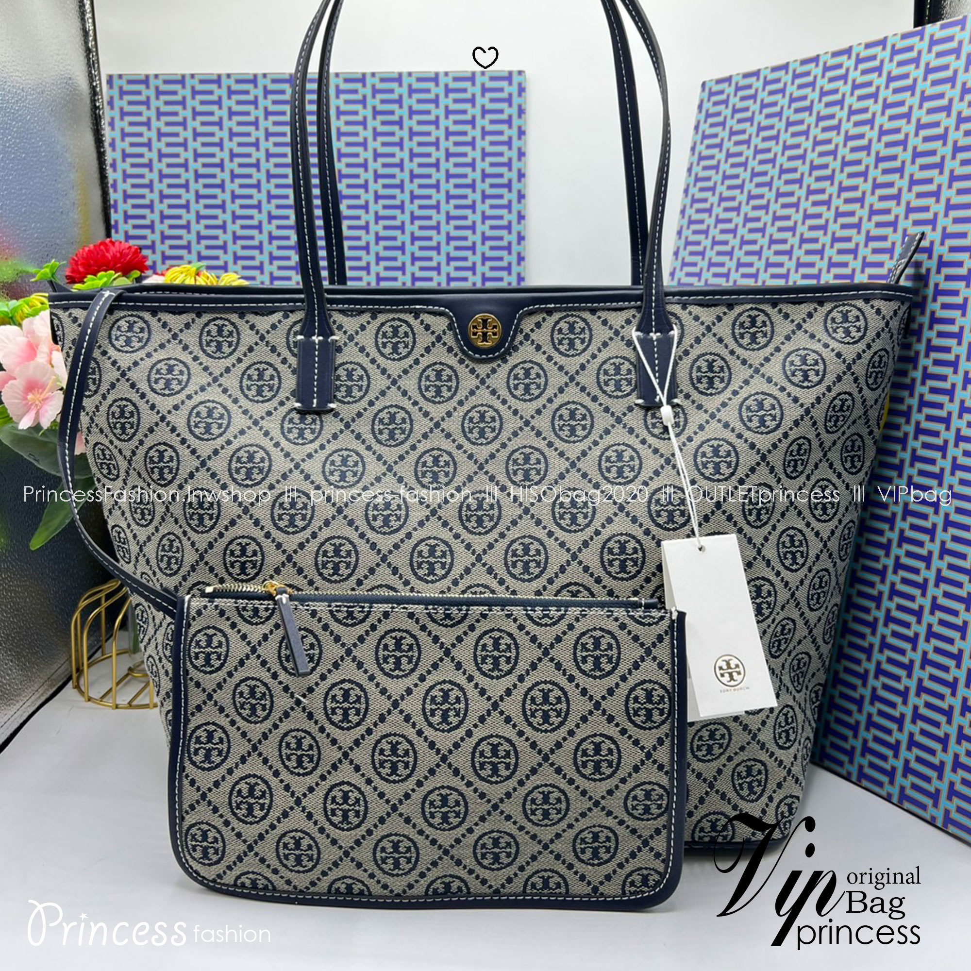 ORI หนังแท้ | Tory Burch T Monogram zip tote bag กระเป๋าทรงโท้ทใบใหญ่ทรงกว้างพร้อมใบเล็กเข้าเซ็ท งานผ้าแจ็คการ์ดตัดขอบหนัง เดอะเบสท์ เซลเลอร์!! ที่สุดของไอเท็มยอดฮิตติดอันดับ ขายดี ขายได้ตลอด ลายโมโนแกรมสุดคลาสสิค สาวๆว่าต้องมีติดบ้านจริงๆน้า