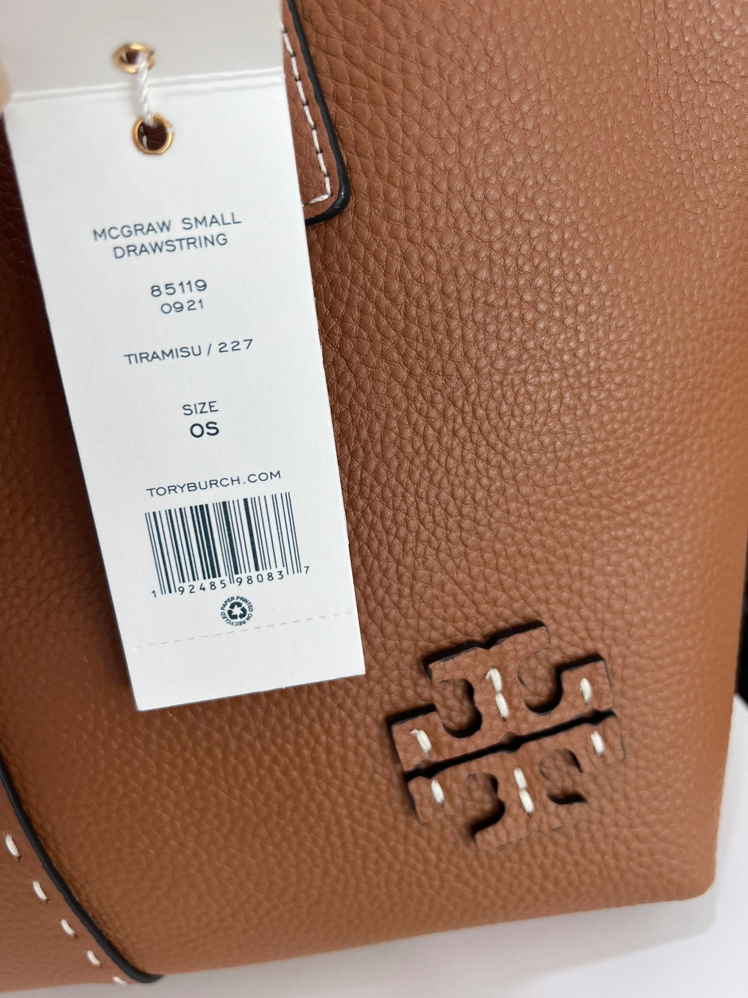 OUTLET 】TORY MCGRAW SMALL DRAWSTRING กระเป๋าถือหรือสะพายข้าง วัสดุหนังวัวแท้ อะไหล่ทอง เปิด-ปิดด้วยสายหนังรูด จะถือหรือสะพายข้างได้Crossbodyได้ น้ำหนักเบาจุของได้เยอะ ด้านหน้าประดับโลโก้แบรนด์ ด้านในมีช่องเล็กสำหรับใส่บัตรใส่ตังค์ได้ มีสายยาว ปรับสายได้ ถ