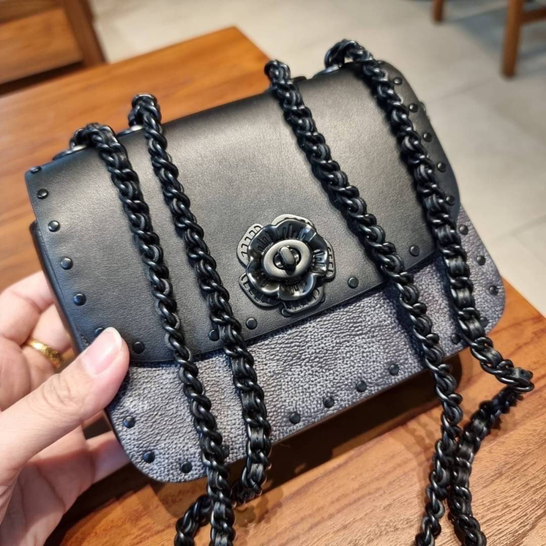 COACH C2462 MADISON SHOULDER BAG 16 IN SIGNATURE CANVAS WITH RIVETS กระเป๋าสะพายข้าง ไซส์กะทัดรัด พกพาง่าย น้ำหนักเบา ดีไซน์สวย โดดเด่นด้วยตัวล็อครูปดอกไม้ สีสันตกแต่งตัดกันกับลายซีอย่างลงตัว วัสดุหนังแคนวาสเคลือบลาย ภายในแบ่งสัดส่วนให้อย่างดี มาพร้อมสายส