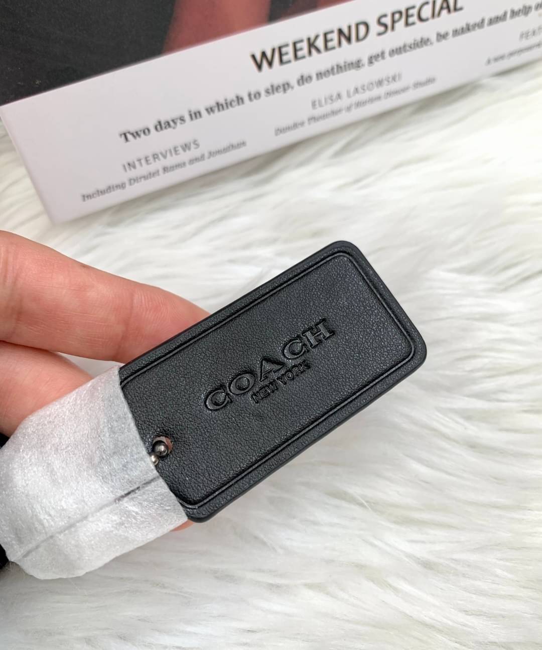 รุ่นที่หนุ่มๆต้องมีติดตัวค่ะ Coach Belt Bag ใบใหญ่คะ! ((79037)) กระเป๋าคาดอกด้านหน้า//คาดไปทางด้านหลัง//หรือคาดเอวได้ ตามแต่ความถนัดได้เลยนะคะ หนังแท้ นิ่มสวย มีช่องซิปหลักให้2ช่องใส่ของสำคัญได้ครบเลยนะคะ ใบใหญ่ใส่จุค่ะ! สายคาดเลื่อนปรับแบบฟรีไซด์ค่ะ 