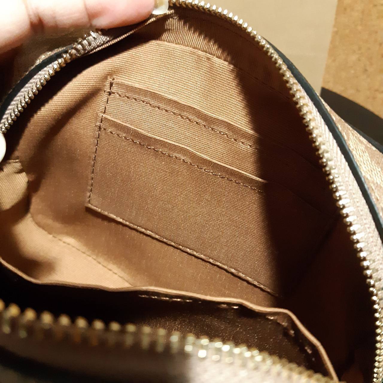 COACH 91677 MINI CAMERA BAG IN SIGNATURE CANVAS ขายดีที่สุด!! กระเป๋าสะพายข้างไซส์มินิ คลาสสิคอยู่ทรง อะไหล่ทองตัดดูหรู วัสดุหนังแคนวาสเคลือบลาย เปิด-ปิดด้วยซิป สายสะพายปรับได้ตามตัว ใบนี้แมทช์ได้ทุกลุค ใช้เป็น everyday bag ได้สบายๆเลยจ้า