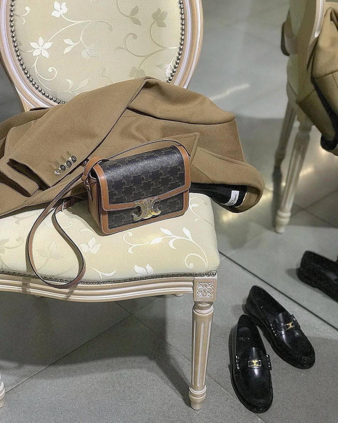 CELINE TRIOMPHE CROSSBODY BAG VIP GIFT WITH PURCHASE-GWP พรีเมี่ยมกิ๊ฟ Limited จาก CELINE PERFUME DUTY FREE COUNTER วัสดุ TRIOMPHE CANVAS & LEATHER ทรงเหลี่ยมหนังสวยหรูอยู่ทรงเปิดปิดด้วยฝาปิดโลโก้แบรนด์อะไหล่ทอง ภายในมีช่องหลักและช่องแบ่งย่อย มี1ช่องซิปเล