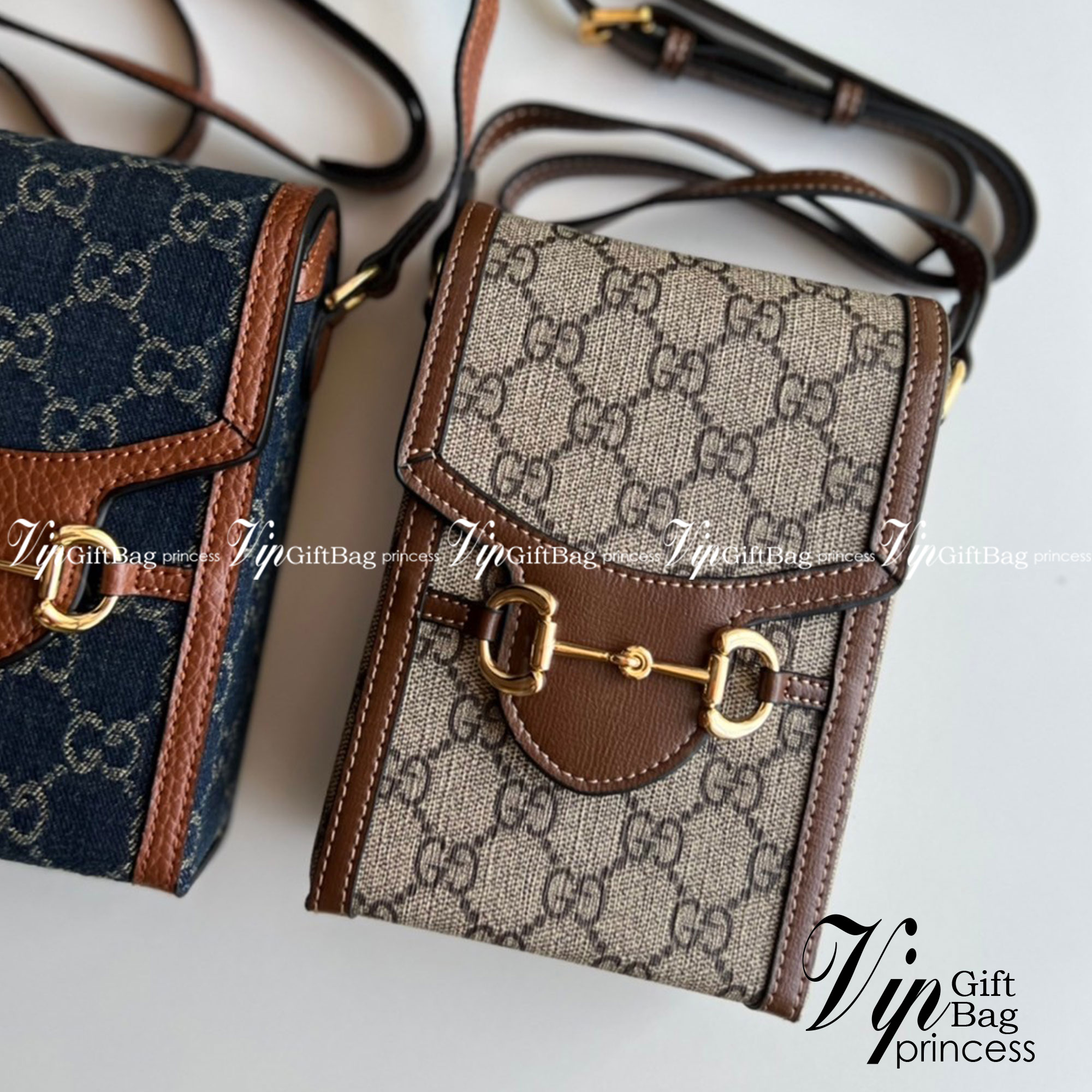 Gucci Horsebit 1955 mini bag / Gucci Phone Bag ออริจินอล รุ่นยอดฮิต ไซส์มินิ ที่ใครๆก็ต้องรู้จัก!! กับกระเป๋าขนาดมินิในรูปแบบผ้าแจ็คการ์ดสีขาวงาช้างและน้ำเงิน ได้รับแรงบันดาลใจมาจากดีไซน์ดั้งเดิม ซึ่งแอคเซสเซอรี่นี้โดดเด่นด้วยรายละเอียดดั้งเดิมที่ทันสมัยโ