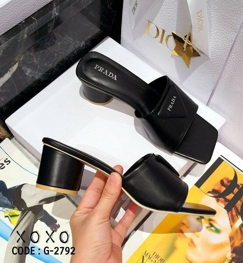 Prada งานสวม สวย เก๋ หรู วัสดุหนัง PU ส้นทรงกระบอกทรงกลม ใส่สบาย ใช้งาน ไม่เมื่อย น้ำหนักเบา ด้านหน้าติดอะไหล่แบรนด์โลโก้ทรงสามเหลี่ยม แมทส์ชุดง่าย