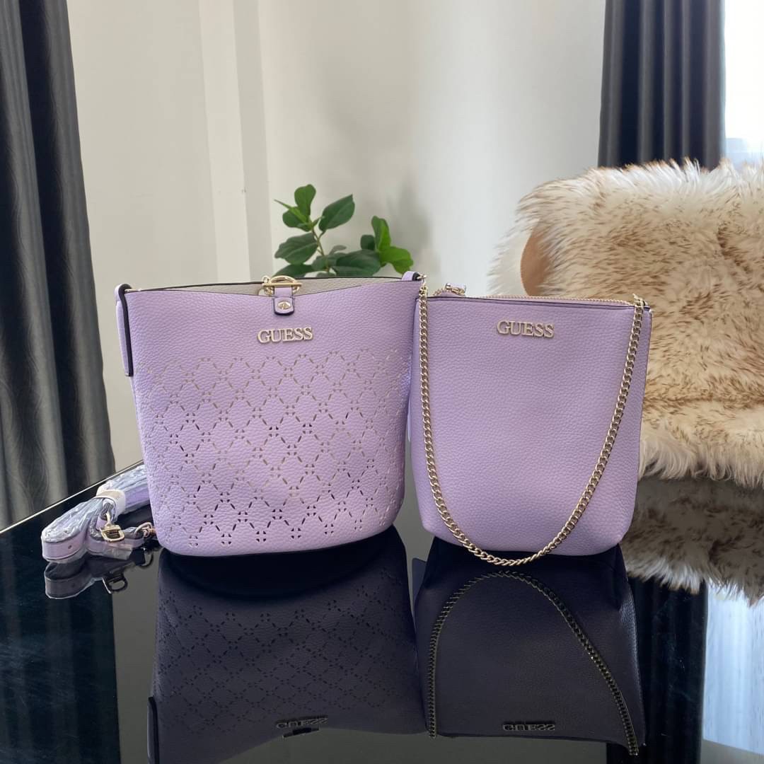 Guess Amara Bucket Handbag ซื้อ 1 ได้ถึง 2 กระเป๋ารุ่นใหม่ล่าสุดทรงถังสุดน่ารัก พิมพ์ลายรอบใบ วัสดุหนังนิ่มคุณภาพดี นิ่ม น้ำหนักเบา ด้านหน้าประดับด้วยโลโก้แบรนด์สวยโดดเด่น เปิด-ปิดด้วยด้วยตัวคล้องอะไหล่เงินสะดวกใช้ ด้านในโล่ง มีสายยาวปรับระดับได้มาให้ มาพ