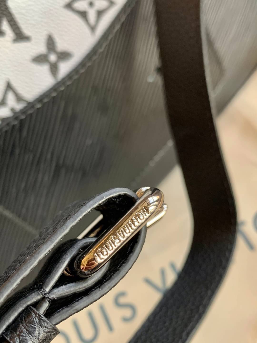 VIP 🥂 LOUIS VUITTON MARELLR EPI LEATHER รุ่นนี้ลายหนังเป็นลายไม้ มีโลโก้แบรนด์แบบฉลุด้านหน้า มาพร้อมกระเป๋าใบลูกแบบซิปจัดเก็บได้ตรงช่องด้านหน้า สามารถถอดออกแยกใช้งานได้ต่างหากนะคะ เปิดปิดกระเป๋าแบบซิป ภายในโล่ง สามารถใส่กระเป๋าเงินใบยาวได้;ของจุกจ