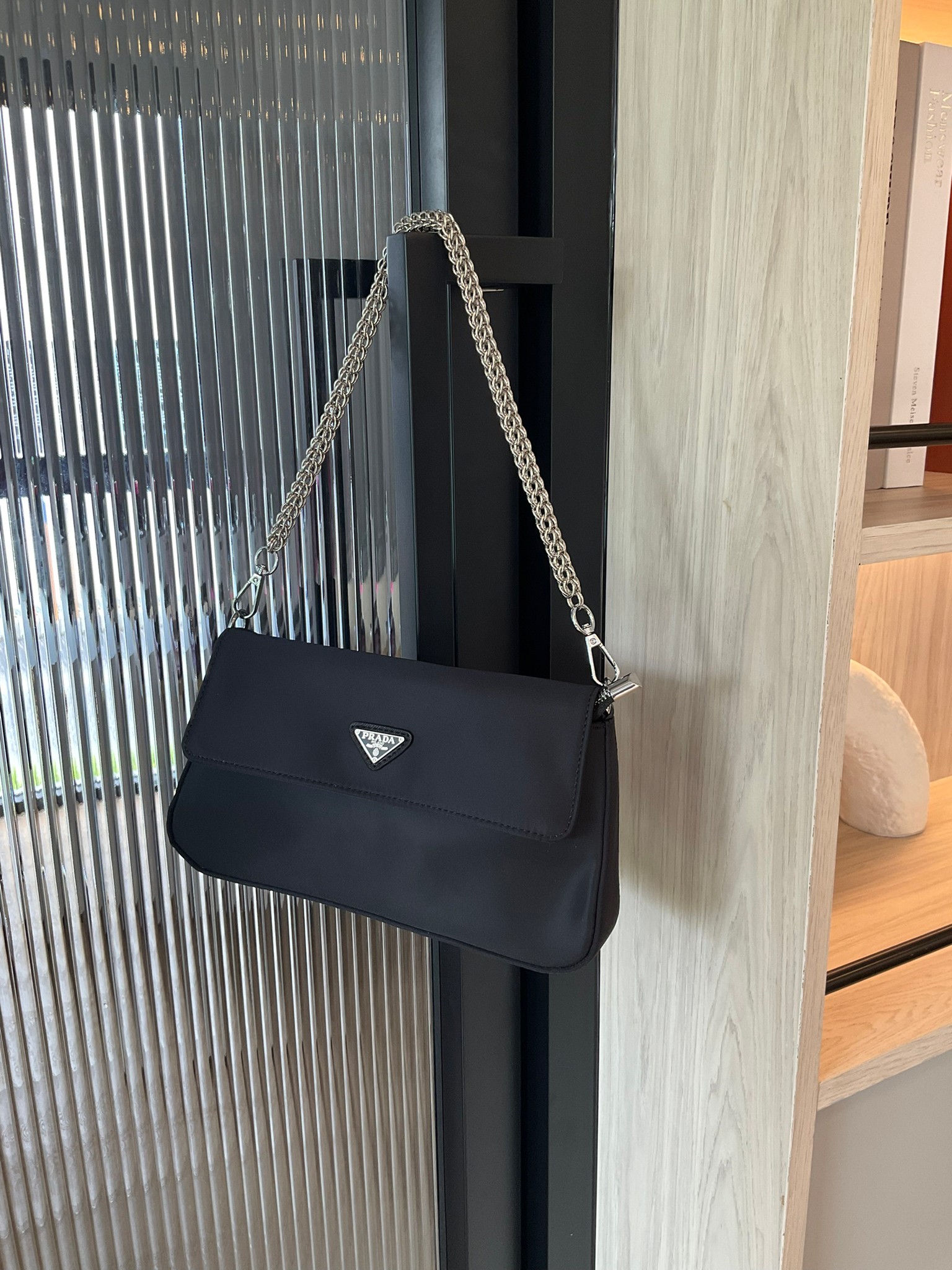 Prada nylon crossbody bag พร้อมส่งรุ่นใหม่ New Arrival จากแบรนด์ Prada ทรง shoulder bag ทรงยอดฮิตของคุณผู้หญิงเลยค่ะ มาพร้อม2สาย สายสปอร์ตและสายโซ่ วัสดุทำจากผ้าNylon อย่างหนา กันน้ำได้คะ