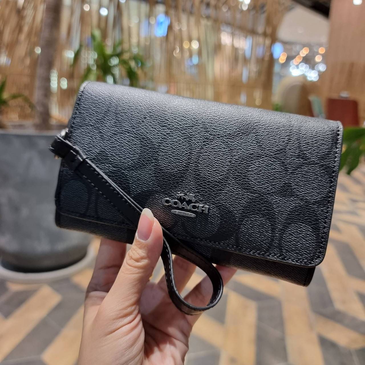 COACH F30205 FLAP PHONE WRISLET IN SIGNATURE CANVAS กระเป๋าสตางค์ 2IN1 มาอีกแล้วจ้า ความคลาสสิคที่จับต้องได้ ใช้งานได้สะดวกกว่าเดิม วัสดุหนังแคนวาสเคลือบลาย ภายในใส่ธนบัตร ใส่บัตรได้เยอะ มีช่องซิปแยก ใส่โทรศัพท์ได้ มาพร้อมสายคล้องมือ ใส่แขนไว้กันหล่นหาย ห