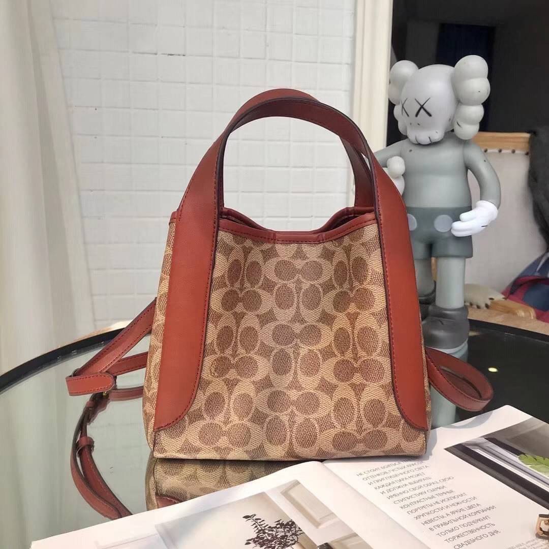 COACH HADLEY HOBO signature canvas กระเป๋าถือหรือสะพายข้าง เรียบหรู ลาย signature brand ปรับเปลี่ยนได้ 2 ทรง เปิด-ปิด กระดุมแม่เหล็ก พร้อมตะขอเกี่ยว ภายในกว้าง จุของได้เยอะ มีสายสะพายยาวถอดได้ ปรับระดับได้ค่ะ สวยหรูดูดี ใบนี้ไม่ควรพลาดค่า