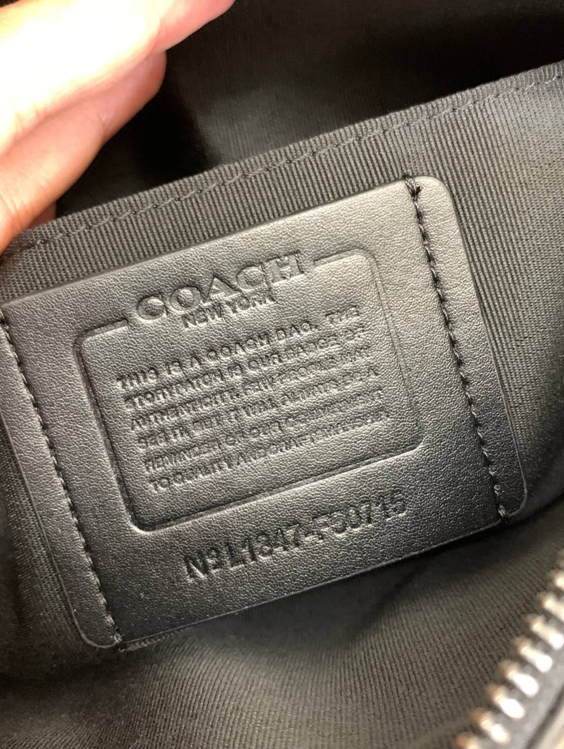 ของแท้ 💯% COACH GRAHAM CROSSBODY IN SIGNATURE ((50715)) พร้อมส่งค่ะ! กระเป๋าสะพายครอสบอดี้ร์ หนังแท้อย่างดี นิ่มมือค่ะ ด้านหน้ามีหนึ่งช่องซิปซ่อนใส่ของจุกจิก