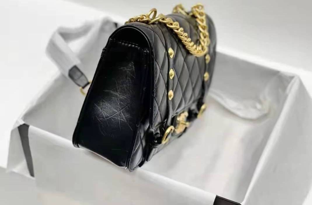 Chanel อเนกประสงค์ รุ่น Limited edition ลายตาราง ปักหมุดอะไหล่ทอง หนังแท้ น้ำหนักเบา มีช่องใส่ของจุกจิก เปิดปิดด้วยฝาปิดกระดุม มีช่องใส่บัตร ช่องซิป ช่องหลัง ใส่กระเป๋าสตางค์ใบยาว ได้ค่ะ ตัวจริงสวยมากๆถูกใจรีบจองนะคะ ใส่มือถือได้ทุกรุ่น สายสะพายโซ่+หนัง แ