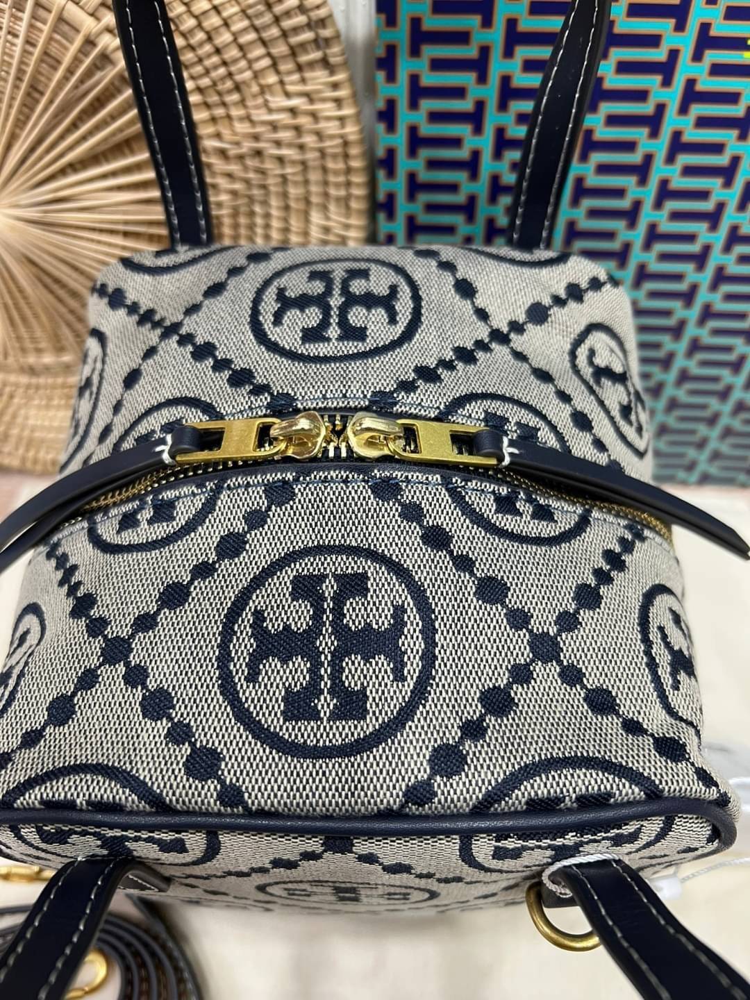 TORY BURCH T MONOGRAM JACQUARD CUBE BAG 🎁พร้อมส่งที่ไทยใหม่ล่าสุด! ปีใหม่นี้เราต้องมีกระเป๋าสวยและเก๋ไว้ใช้กันค่ะ กับกระเป๋าทรง CUBE ดีไซด์ให้ดูเรียลร่วมสมัยมากขึ้น สามารถหยิบจับของได้ง่าย ทรงกระเป๋าแบบกล่อง