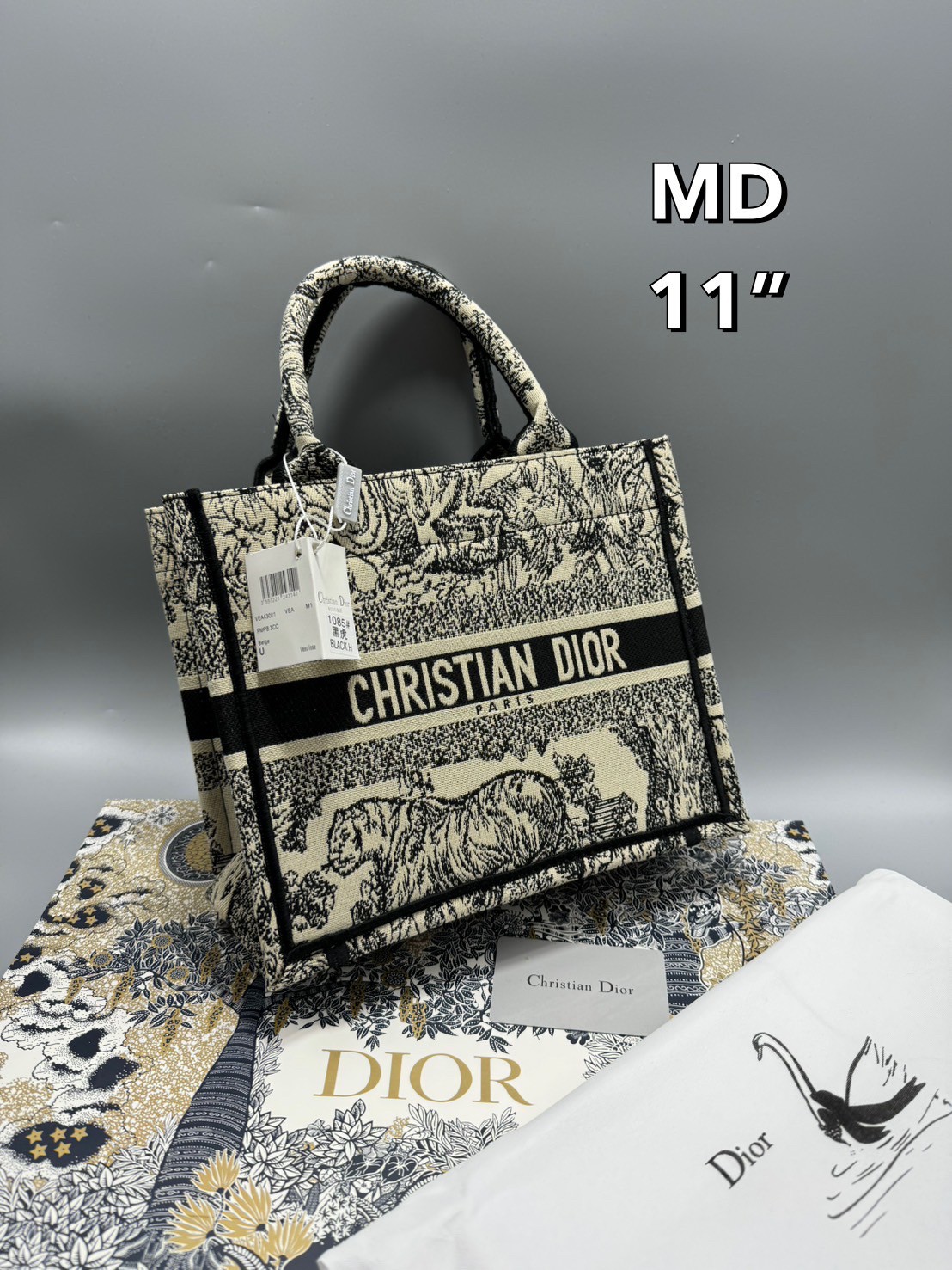 DIOR Small Book Tote Bag Toile de Jouy กระเป๋าทรงโท้ทปักลวดลายเป็นเอกลักษณ์ สะท้อนความงามตามแบบฉบับแบรนด์ หรูหราลงตัว งานผ้าฝ้ายปักทอขึ้นรูปสวยงาม