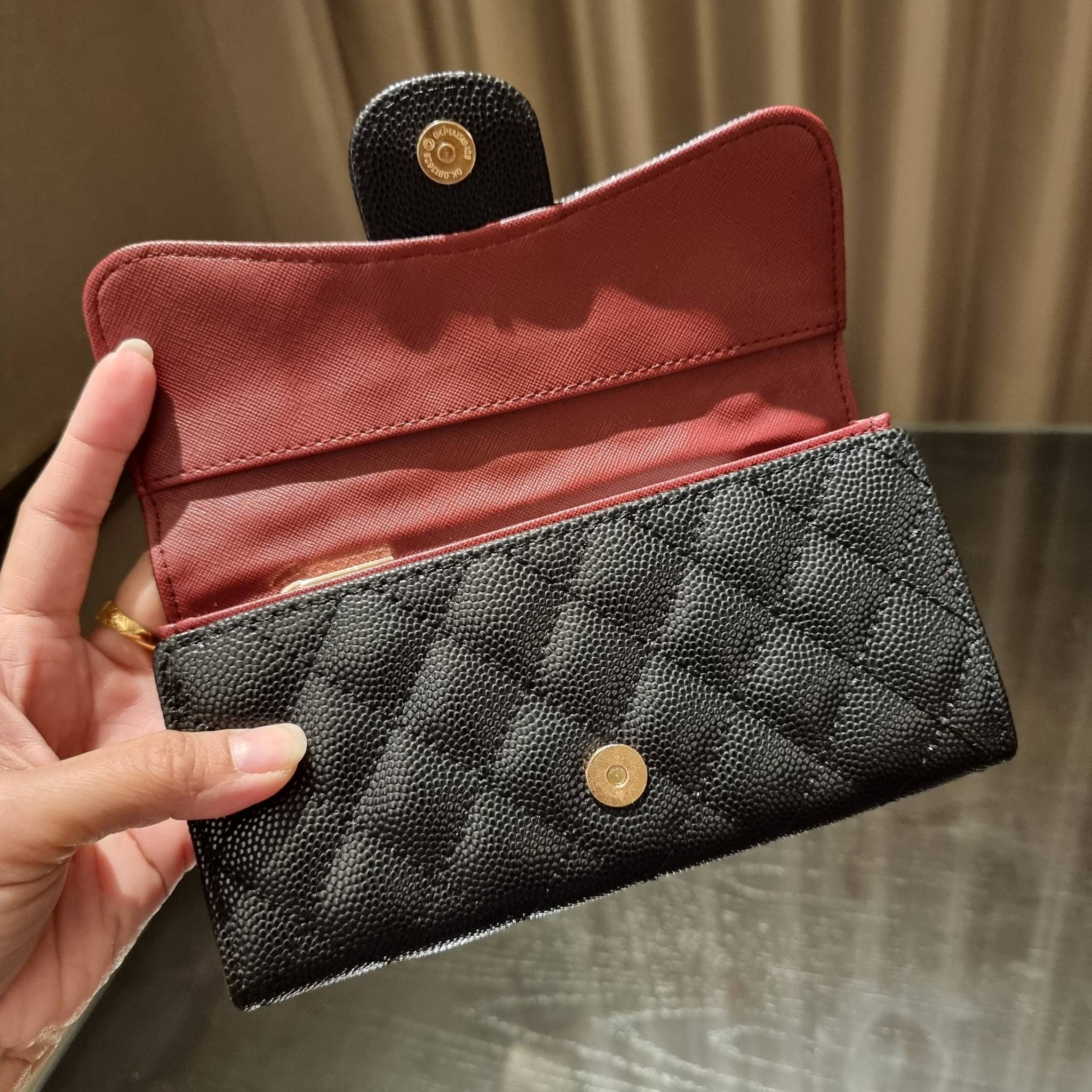 VIP 】กระเป๋าสตางค์ใบยาวรุ่นฝาพับที่ถามหากันมากที่สุด!! สวยรับทรัพย์จาก Chanel วัสดุหนังลายคาร์เวีย ลุคผู้ดีที่สุด เปิด-ปิดด้วยกระดุมแม่เหล็ก ภายในกระเป๋ามีช่องใส่บัตรได้เยอะ ใส่ธนบัตร ใส่เหรียญได้ มีช่องซิปแยกอีกหนึ่งช่อง ดีไซน์เรียบหรูดูคลาสสิค!! สาวๆห้า