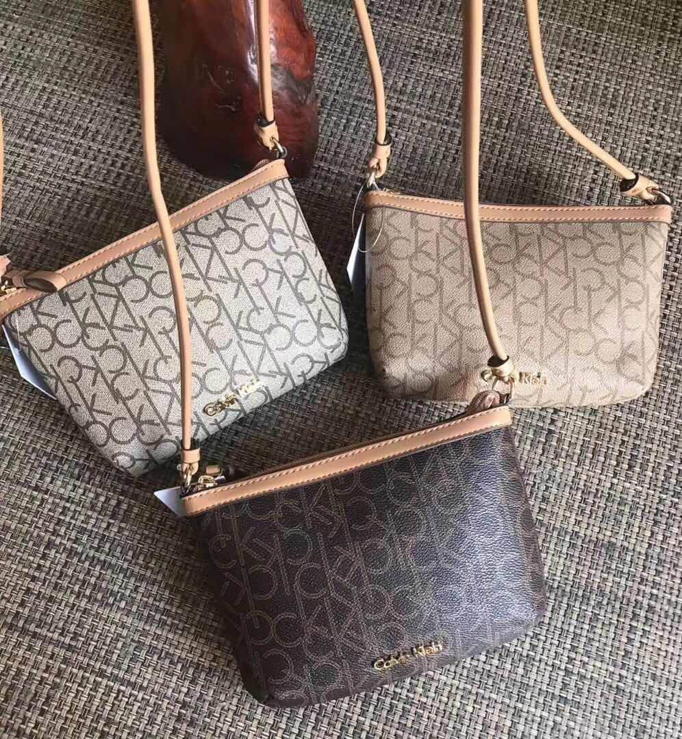 CALVIN KIEIN MINI CROSSBODY BAG สินค้าเข้าใหม่น่าใช้ค่ะ กระเป๋าสะพาย วัสดุหนังลายแบรนด์ทั้งใบ ด้านหน้าติดโลโก้แบรนด์อะไหล่ทอง เปิดปิดกระเป๋าแบบซิป ภายในโล่ง ใส่ของจุ สามารถใส่ธนบัตร สมุดแบงค์ มือถือรุ่นต่างๆ เครื่องสำอางค์ กระเป๋าสตางค์ใบสั้น บอกเลยจุค่ะ 