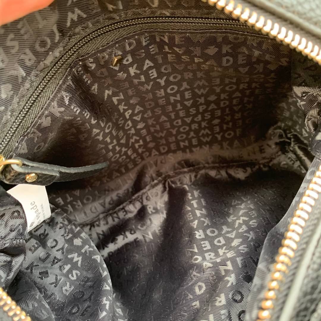 ของแท้ 💯% Kate spade New York mini shoulder bag กระเป๋าสะพายหนังนิ่ม สวยอยู่ทรง ด้านหน้าประดับโลโก้แบรนด์ อะไหล่ทอง น้ำหนักเบา มี2ช่องซิป แยกเป็นสัดส่วน ภายในมีช่องซิป 1 ช่อง และช่องใส่ของจุกจิก 1ช่อง จุของได้เยอะ สายสะพายปรับระดับได้ค่ะ